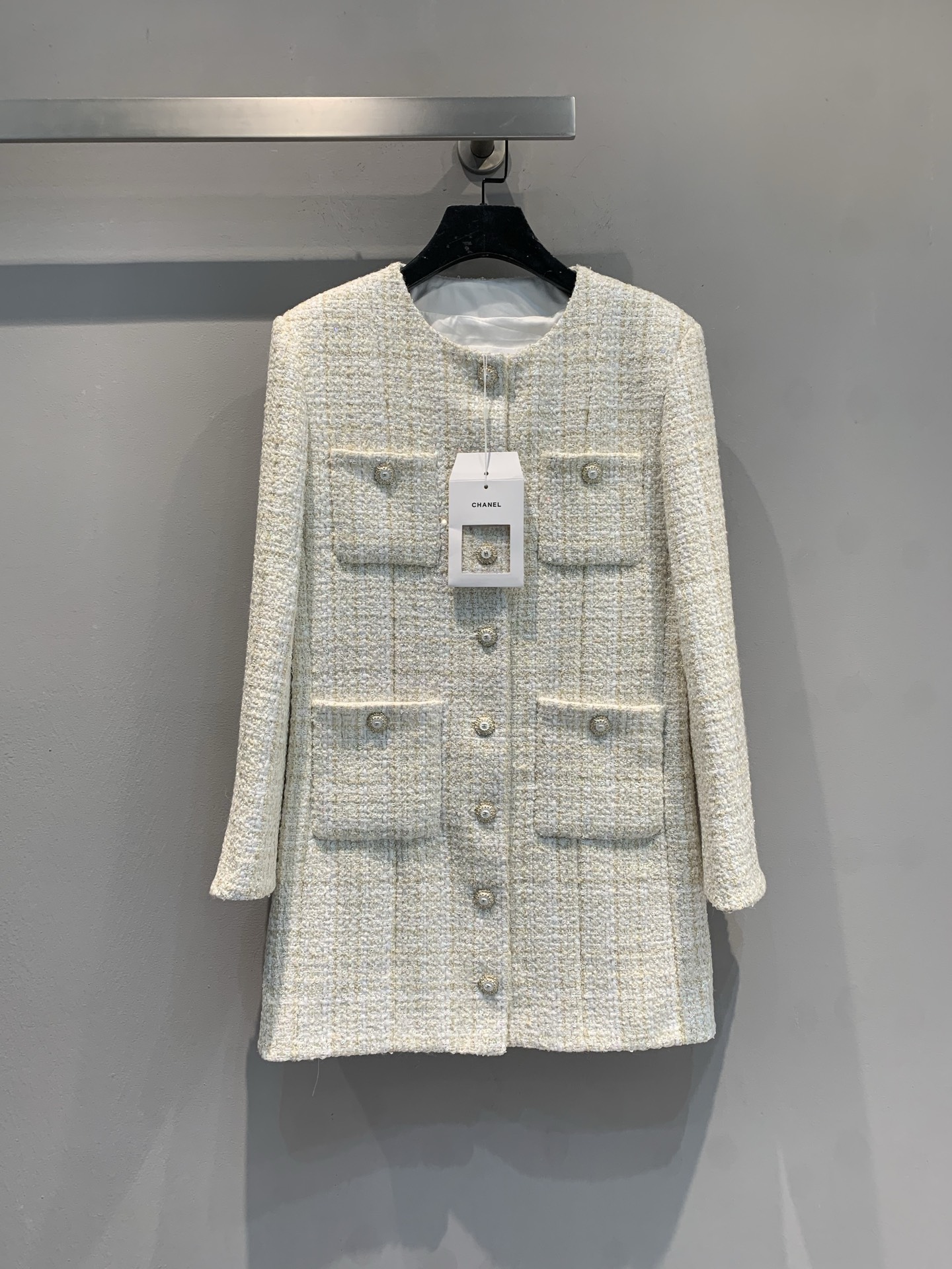 NO:656601,Comes with a dust bag. Comes with a dust bag. C's 2025 autumn and winter new style fashionable four-pocket off-white tweed mid-length jacket, classic tweed material, soft and textured, full of elegance! Round neck + single-breasted design, four patch pockets are super practical, exquisite details, and the buttons are very textured. Whether paired with a dress or high-waisted pants, you can easily create a French high-end feel. Size 36 38 40,, chanel, skirts, jackets &  coats,alexander wang19860909配防尘袋新款出货啦 配防尘袋 C家2025秋冬新款时髦四口袋米白色粗花呢中长款外套,经典粗花呢材质,柔软有纹理,优雅气质满分!圆领+单排扣设计,四个贴袋超实用,细节精致,纽扣很有质感.无论搭配连衣裙还是高腰裤,都能轻松打造法式高级感.码数36 38 40,,chanel,skirts,jackets & coats,alexander wang,Women's clothing