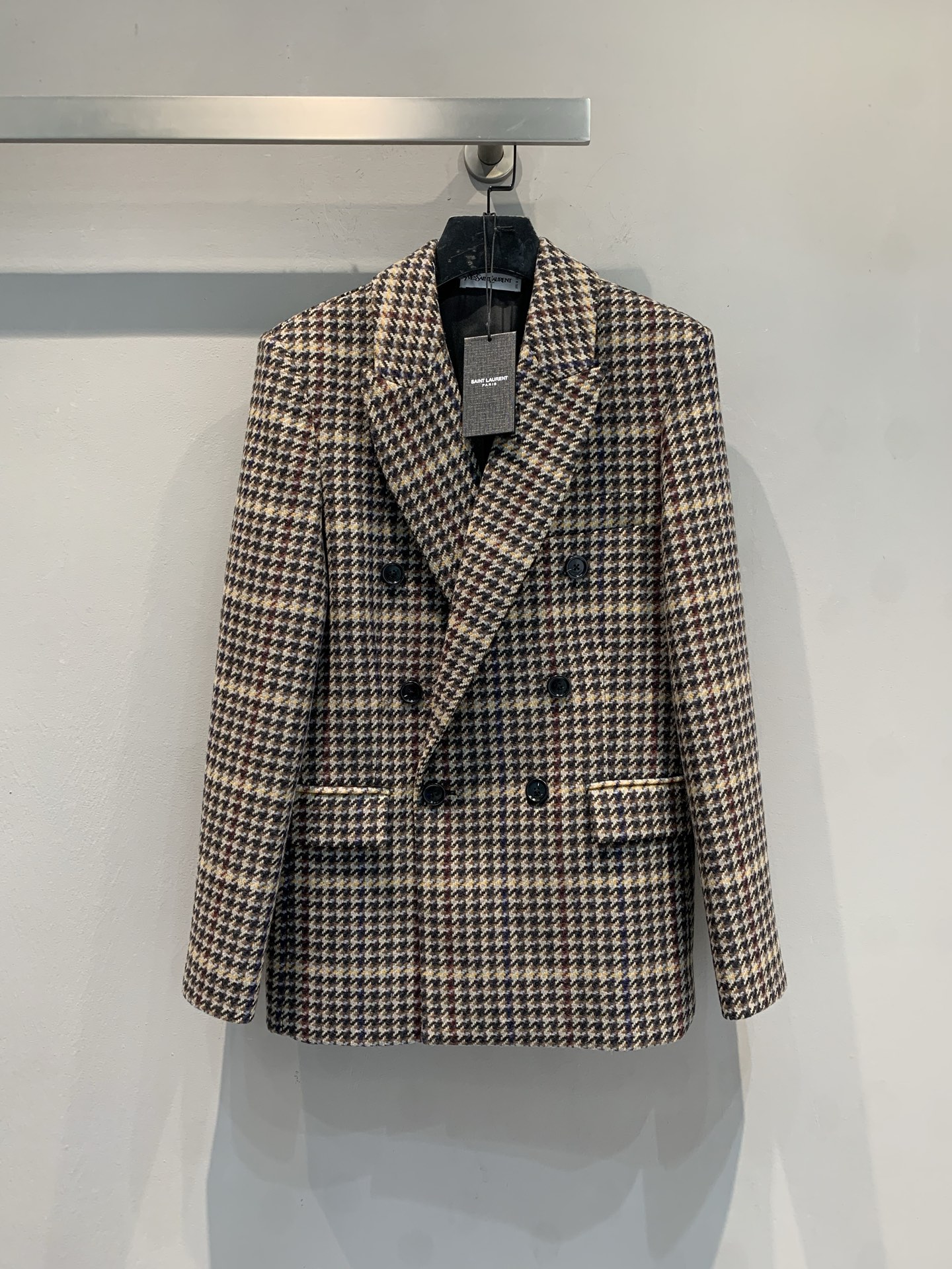 NO:657426,The new model has arrived. M YSL 2025 new fashionable retro double-breasted houndstooth wool suit for autumn and winter. It adopts a classic double-breasted design. The brushed wool material is soft and warm. It is very suitable for autumn and winter! Multi-color contrasting plaid, perfect retro elegance. The tailoring is stiff and the shoulder lines are neat, making it easy to create a cool and capable look. Paired with a trailing skirt or turtleneck sweater, it is both strong and soft, and it is great for formal occasions or daily wear. Size SML, saint  laurent,skirts,sweaters,business suit,alexander wang19860909新款出货啦M YSL2025秋冬新款时髦复古双排扣千鸟格羊毛西装,采用经典双排扣设计,磨毛羊毛材质柔软又保暖,秋冬穿超合适!多色撞色格纹,复古优雅气质满分 .剪裁硬挺,肩部线条利落,轻松打造飒爽干练造型.搭配拖尾裙或高领毛衣,刚柔并济,出席正式场合或日常穿搭都很出彩.码数SML,,saint laurent,skirts,sweaters,business suit,alexander wang,Women's clothing