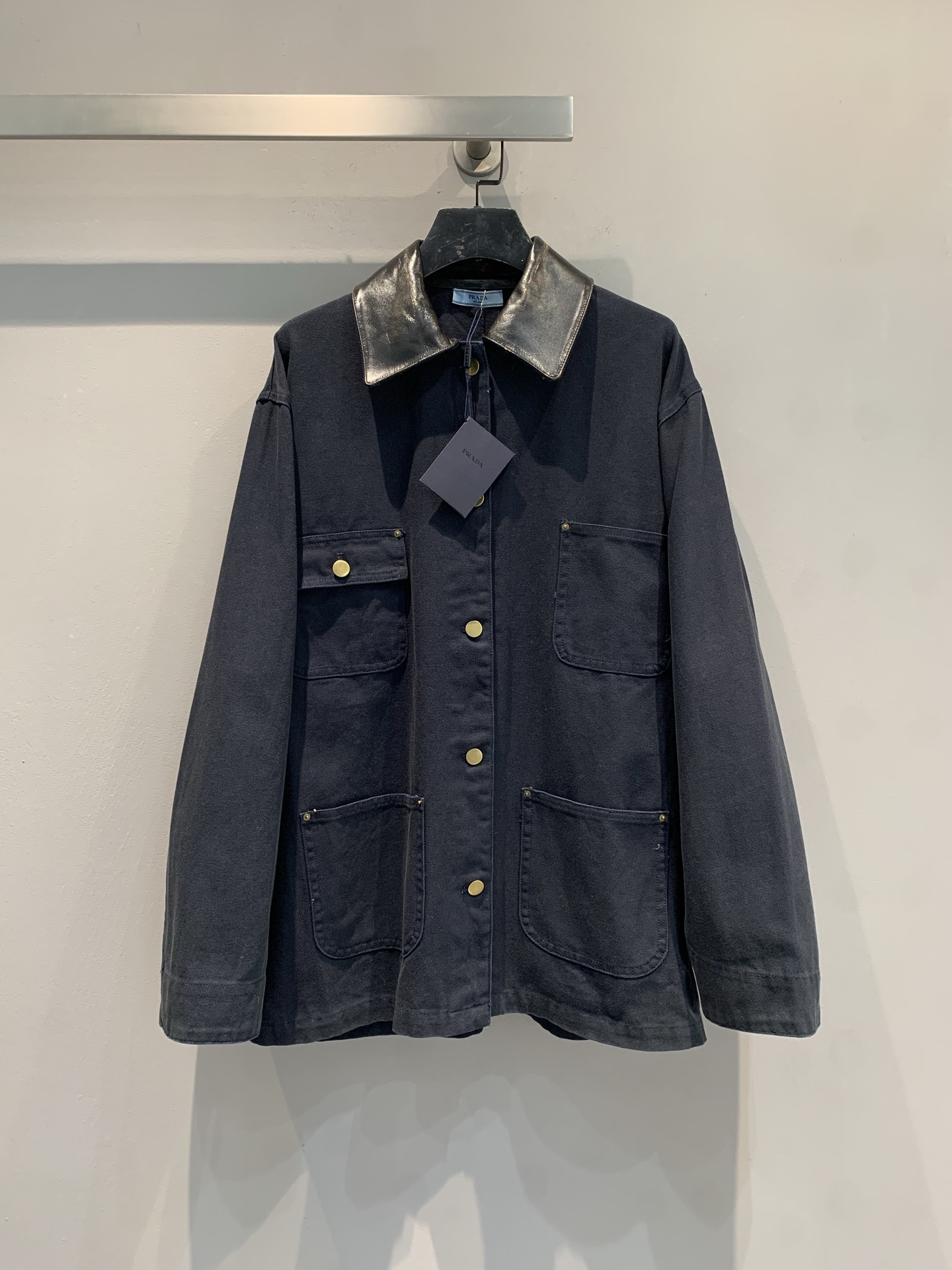 NO:655733,New model is out. MPrad* 2025 new autumn and winter fashionable retro denim lambskin collar work jacket, denim material + metallic gloss lapel, contrasting colors and super eye-catching Oversized silhouette, casual and stylish, old craftsmanship brings a retro feel. Multiple patch pocket design, practical and layered, perfect metal button details on the front! A must-have for autumn and winter, warm and fashionable, easy to create high-end street style. Size SML, prada, versace, jackets &  coats,sheepskin,alexander wang19860909新款出货啦MPrad*2025秋冬新款时髦复古牛仔小羊皮领工装夹克,牛仔材质+金属光泽翻领,撞色超吸睛Oversized廓形,休闲又有型,做旧工艺带来复古感.多个贴袋设计,实用又有层次感,前襟金属纽扣细节满分!秋冬穿搭必备,保暖又时髦,轻松打造高级街头风.码数SML,,prada,versace,jackets & coats,sheepskin,alexander wang,Women's clothing