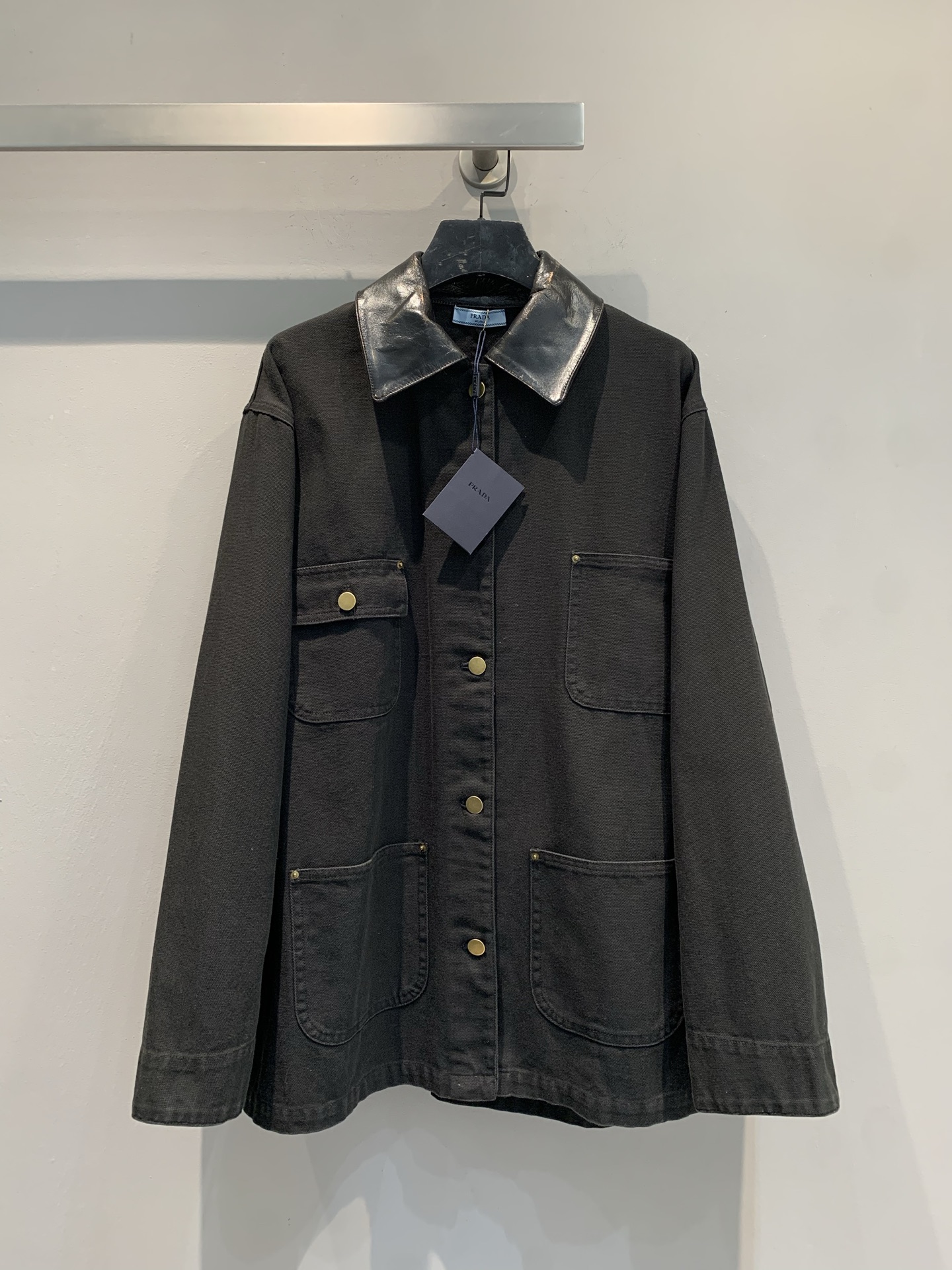 NO:655742,M Prad*2025 new fashionable retro denim lambskin collar work jacket for autumn and winter, denim material + metallic luster lapel, contrasting colors and super eye-catching Oversized silhouette, casual and stylish, old workmanship brings a retro feel. Multiple patch pocket design, practical and layered, perfect metal button details on the front! A must-have for autumn and winter, warm and fashionable, easy to create high-end street style. Size SML, prada, versace, jackets &  coats,sheepskin,alexander wang19860909新款出货啦M Prad*2025秋冬新款时髦复古牛仔小羊皮领工装夹克,牛仔材质+金属光泽翻领,撞色超吸睛Oversized廓形,休闲又有型,做旧工艺带来复古感.多个贴袋设计,实用又有层次感,前襟金属纽扣细节满分!秋冬穿搭必备,保暖又时髦,轻松打造高级街头风.码数SML,,prada,versace,jackets & coats,sheepskin,alexander wang,Women's clothing