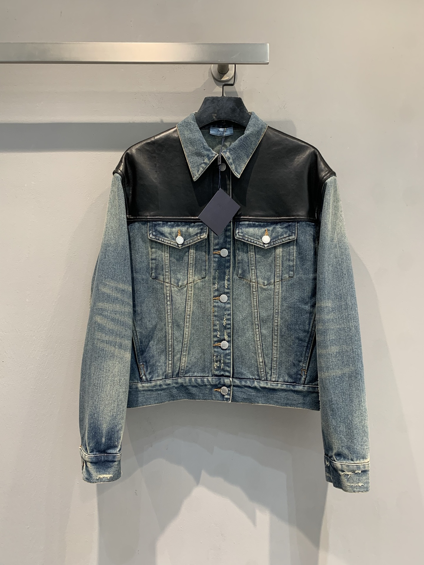 NO:655715,The new model is out. MPrad* 2026 early spring new fashionable retro calfskin spliced ​​denim jacket, retro washed denim + smooth black calfskin splicing, full of layers! Leather design on the shoulders and cuffs, full of motorcycle style, classic lapels + front button pockets, loose fit, easy for both men and women, casual and stylish. Wear it to be the focus of the street! Size SML, prada, jackets & coats, cowhide, alexander wang19860909新款出货啦MPrad*2026早春新款时髦复古小牛皮拼接牛仔夹克,复古水洗丹宁+光滑黑色小牛皮拼接,层次感满满!肩部和袖口皮革设计,机车风十足,经典翻领+正面纽扣口袋,宽松版型,男女都能轻松驾驭,随性又有型.穿上就是街头焦点!码数SML,,prada,jackets & coats,cowhide,alexander wang,Women's clothing