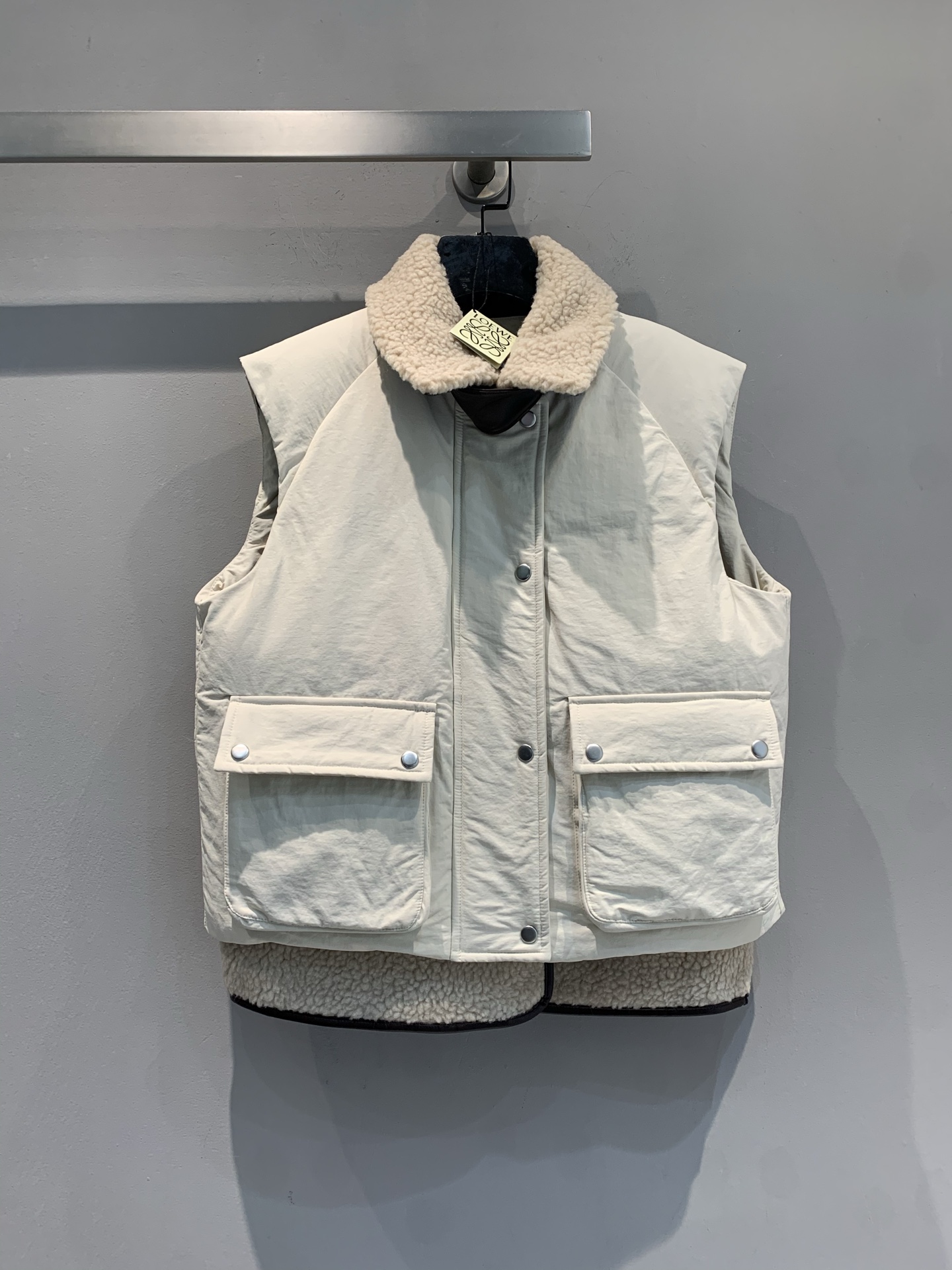 NO:656581,The new model is shipped with dust bag. Loew*2025 new autumn and winter detachable two-piece vest. The outer layer is a work style down vest, and the inner layer is a detachable lambswool vest. The collar can also be detached separately. It is very practical for multiple ways of wearing! The outer layer is off-white, with metal buttons + large pockets, simple and layered. The inner layer is soft lamb wool, with perfect thermal insulation. It is OK to be layered or worn alone in autumn and winter. It can be easily used for commuting and leisure~  Size SML,,loewe,down jacket,alexander wang19860909配防尘袋新款出货啦 Loew*2025秋冬新款可拆卸两件套马甲,外层是工装风羽绒马甲,内层可拆卸羊羔毛马甲,领口也能单独拆卸,多种穿搭方式超实用!外层米白色,金属纽扣+大口袋,简约又有层次感.内层柔软羊羔毛,保暖力满分,秋冬叠穿或单穿都很OK,通勤休闲都能轻松驾驭~ 码数SML,,loewe,down jacket,alexander wang,Women's clothing