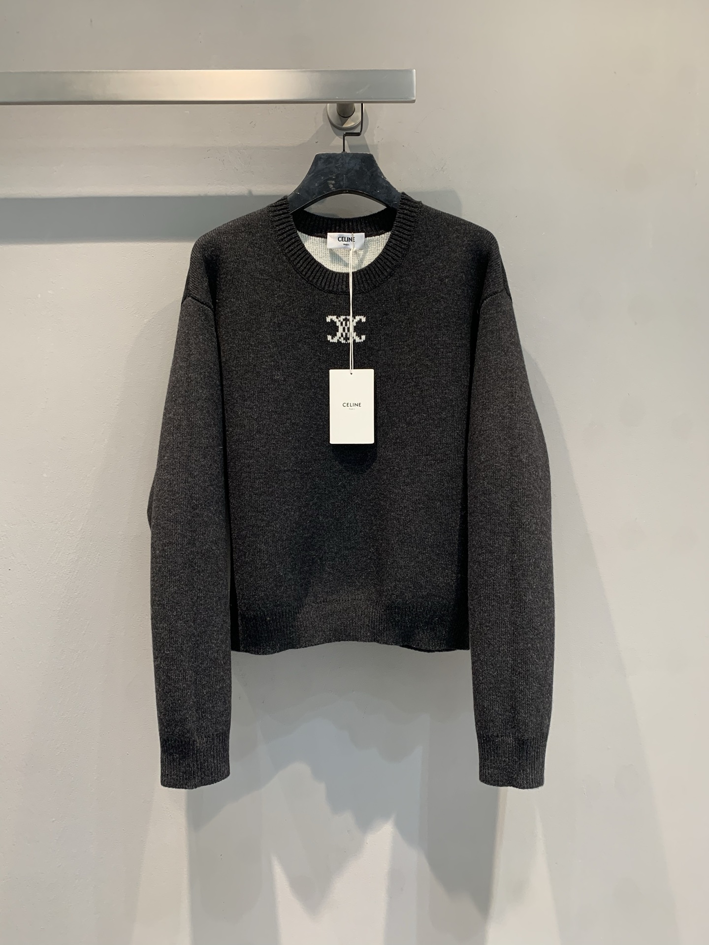 NO:666514,M Celin* 2025 new fashionable and versatile Arc de Triomphe round neck sweater for autumn and winter, made of wool blended fabric, soft and warm, super comfortable to wear in autumn and winter! The Arc de Triomphe logo embroidered on the chest, low-key and recognizable. Round neck + off-white lining, perfect details, simple and versatile, easy to control for commuting and leisure, comfortable and textured, fashionable must-have! Size SML,,celine,sweaters, 19860909新款出货啦M Celin*2025秋冬新款时髦百搭凯旋门圆领毛衣,采用羊毛混纺面料,柔软又保暖,秋冬穿超舒服!胸前凯旋门徽标刺绣,低调有辨识度.圆领+米白内里,细节满分,简约百搭,通勤休闲都能轻松驾驭,舒适又有质感,时髦精必入! 码数SML,,celine,sweaters, ,Women's clothing