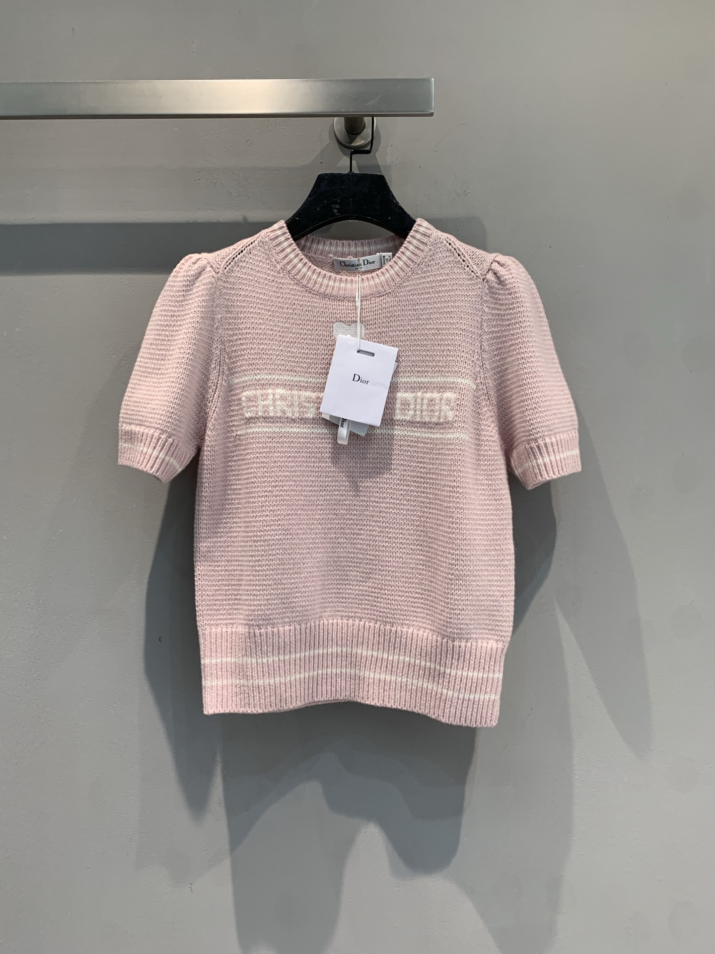 NO:657408,The new model is shipped. Original development CD2026 early spring new love knitted cashmere top. Highlights fashion and elegance. Carefully made of cashmere fabric, decorated with Dior's heart shape and hand-embroidered Christian Dior logo. The short sleeves have a slight puff sleeve effect and are embellished with ribbed trim. Can be matched with various skirts this season. Size 36 38 40, dior, skirts, T-shirt, alexander wang19860909新款出货啦原版开发 CD2026早春新款爱心针织羊绒上衣.彰显时尚优雅.采用山羊绒织物精心制作,饰以 Dior 的心形和 Christian Dior 标志手工刺绣.短袖略显泡泡袖效果,点缀以罗纹饰边,可与本季各式半裙搭配 码数36 38 40,,dior,skirts,T-shirt,alexander wang,Women's clothing