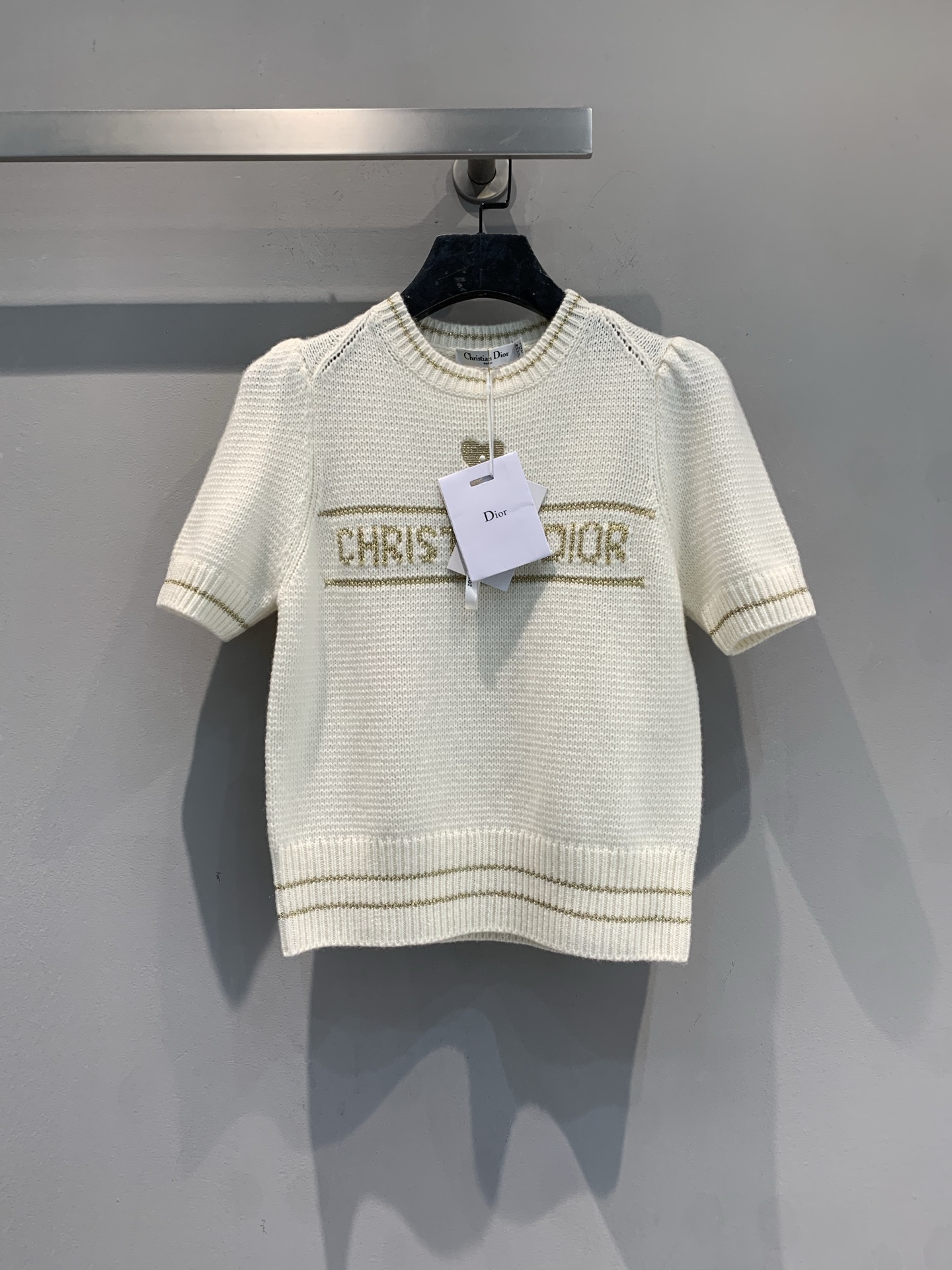 NO:657416,The new model is shipped. M original development CD2026 spring and summer new lucky love embroidered knitted top. Highlights fashion and elegance. Carefully made of sheep wool and cashmere fabrics, decorated with Dior's heart shape and hand-embroidered Christian Dior logo. The short sleeves have a slight puff sleeve effect and are embellished with rib trimming. Can be matched with various skirts this season. Size 36 38 40, dior, skirts, T-shirt, alexander wang19860909新款出货啦M原版开发 CD2026春夏新款幸运爱心刺绣针织上衣.彰显时尚优雅.采用绵羊毛和山羊绒织物精心制作,饰以 Dior 的心形和 Christian Dior 标志手工刺绣.短袖略显泡泡袖效果,点缀以罗纹饰边,可与本季各式半裙搭配 码数36 38 40,,dior,skirts,T-shirt,alexander wang,Women's clothing