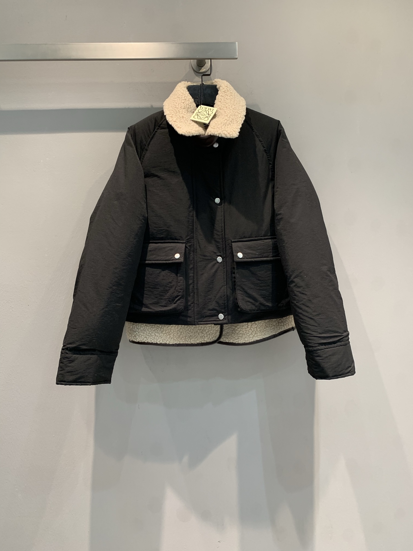 NO:658720,Comes with dust bag. M0Loew* 2025 new fashionable retro lamb wool two-piece jacket for autumn and winter. The outer layer is black technical cotton + beige lamb wool lapel, and the inner is a removable fur vest, making it easy to wear multiple clothes. Short design + leather chin strap, front snap button + hidden zipper, perfect details! Back  Anagram embossed leather patch, low-key yet recognizable, warm and fashionable in autumn and winter, functional and fashionable, looks good with any combination! Size SML,,loewe,jackets & coats,alexander wang19860909配防尘袋新款出货啦M0Loew*2025秋冬新款时髦复古羊羔毛两件式外套,外层黑色科技棉+米色羊羔毛翻领,内里可拆卸皮毛马甲,轻松实现一衣多穿.短款设计+皮革下巴带,正面按扣+隐藏拉链,细节满分!背面 Anagram压纹皮革贴片,低调又有辨识度,秋冬保暖又时髦,功能性与时尚感兼具,怎么搭都好看! 码数SML,,loewe,jackets & coats,alexander wang,Women's clothing