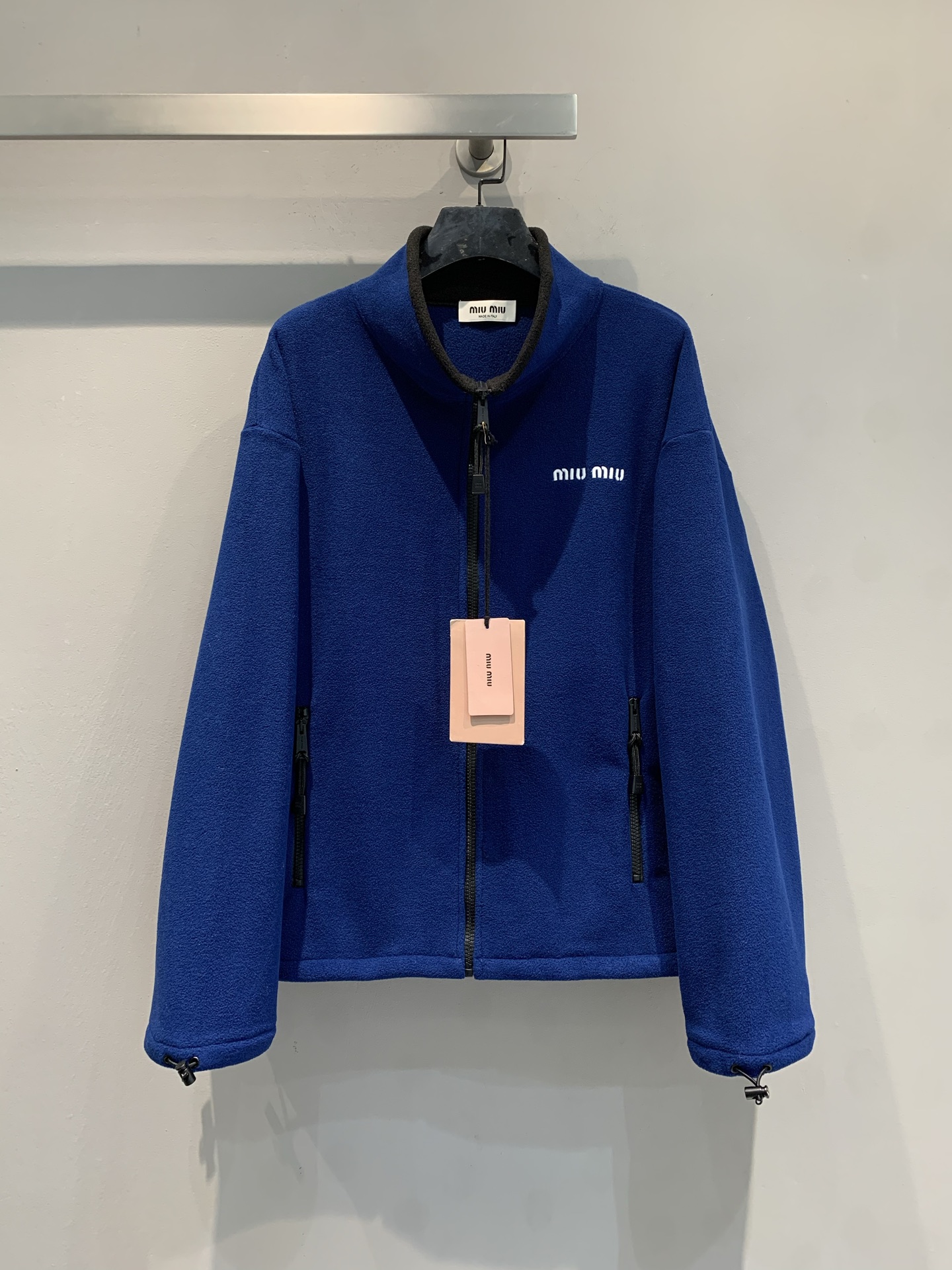 NO:658726,The new model is shipped. MMiumi*2025 new fashionable retro royal blue polar fleece zipper jacket for autumn and winter, soft fleece material, warm and comfortable!  The long stand-up collar design is slim and slim, and can easily show off the waistline. The embroidered logo on the chest + zipper placket, elastic drawstrings on the cuffs and hem are practical and stylish. The royal blue color is super white and looks great with high-waisted pants or short skirts. It can be easily controlled whether commuting or leisure! Size SML,,miumiu,skirts,jackets & coats,alexander wang19860909新款出货啦MMiumi*2025秋冬新款时髦复古宝蓝色摇粒绒拉链外套,柔软抓绒材质,保暖又舒适! 长款立领设计,修身显瘦,轻松展现腰线.胸前刺绣徽标+拉链开襟,袖口和下摆弹力抽绳,实用又有型.宝蓝色超显白,搭配高腰裤或短裙都很出彩,无论通勤还是休闲都能轻松驾驭!码数SML,,miumiu,skirts,jackets & coats,alexander wang,Women's clothing