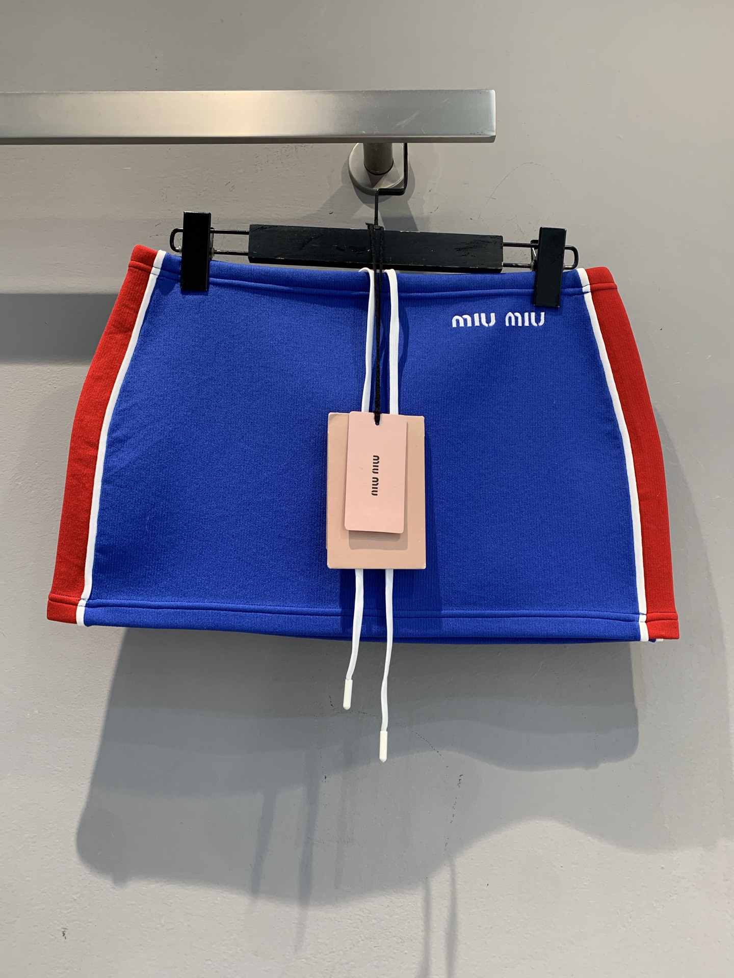 NO:664391,New model shipped M Miumi/* 2025 new autumn and winter sports style blue sports style short skirt, made of polyester fiber or spandex blend, good elasticity and comfortable. Red and white stripe splicing + white drawstring, full of sportiness, the brand logo in the upper right corner is very recognizable. The mini skirt is long, looks great with sports shoes or casual shoes, can be easily managed in daily street and sports occasions, energetic and fashionable! Size SML,, miumiu, sneakers, skirts, alexander  wang19860909新款出货啦M Miumi/*2025秋冬新款运动风蓝色运动风短裙,采用聚酯纤维或氨纶混纺,弹性好又舒适.红白条纹拼接+白色抽绳,运动感满满,右上角品牌标志超有辨识度.迷你裙长,搭配运动鞋或休闲鞋都很出彩,日常出街,运动场合都能轻松驾驭,活力又时髦! 码数SML,,miumiu,sneakers,skirts, ,Women's clothing