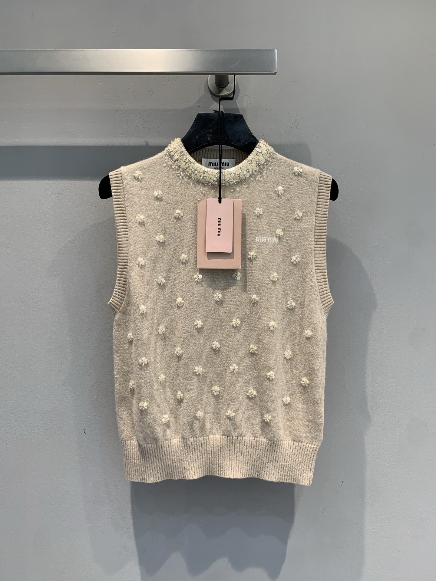 NO:664400,New model shipped M  Miumi*2025 new heavy beaded knitted cashmere vest for autumn and winter, made of high-quality cashmere, soft and warm, super comfortable to wear in autumn and winter! Beige main tone + sequined beading, full of sophistication, with super details on the neckline and body. Sleeveless design, suitable for layering  It's OK to wear alone or paired with skirts or high-waisted pants. It can easily create an elegant retro style. It can be easily used for daily commuting and parties. It is practical and fashionable! Size SML, miumiu, skirts, alexander  wang19860909新款出货啦M Miumi*2025秋冬新款重工钉珠针织羊绒马甲,采用高品质羊绒,柔软又保暖,秋冬穿超舒服!米色主调+亮片钉珠,精致感满满,领口和衣身细节超加分.无袖设计,叠穿或单穿都很OK,搭配裙装,高腰裤都很出彩,轻松打造优雅复古风~日常通勤,聚会都能轻松驾驭,实用又时髦!码数SML,,miumiu,skirts, ,Women's clothing