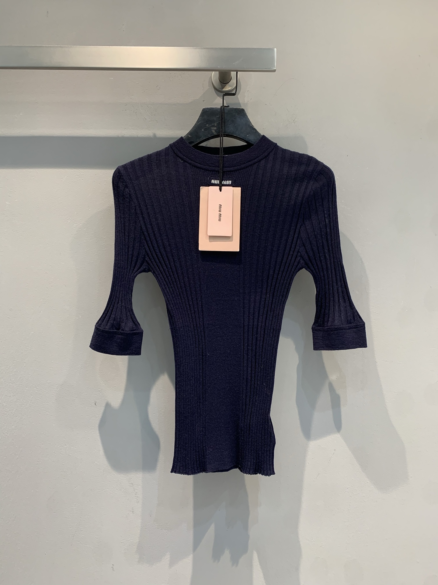 NO:658732,New model shipped M  Miumi*2025 new autumn and winter style is this fashionable and versatile sheep wool knitted top. It adopts rib knitting technology, soft and delicate, and the slim fit shows the body curve. The three-quarter sleeve design exposes the wrists, and the fake turtleneck + half raglan are warm and fashionable. The low-key logo patch on the chest has a full sense of brand. The dark blue is versatile, and it goes well with jeans, skirts, and coats. It has a great atmosphere in autumn and winter. Size SML, miumiu, skirts, jeans, alexander  wang19860909新款出货啦M Miumi*2025秋冬新款这款时髦百搭绵羊毛针织上衣.采用罗纹针织工艺,柔软细腻,修身版型超显身材曲线.七分袖设计露手腕,假高领+半插肩保暖又时髦.胸前低调徽标贴饰,品牌感满满.深蓝色百搭,配牛仔裤,半裙,大衣都很出彩,秋冬穿超有氛围感.码数SML,,miumiu,skirts,jeans,alexander wang,Women's clothing