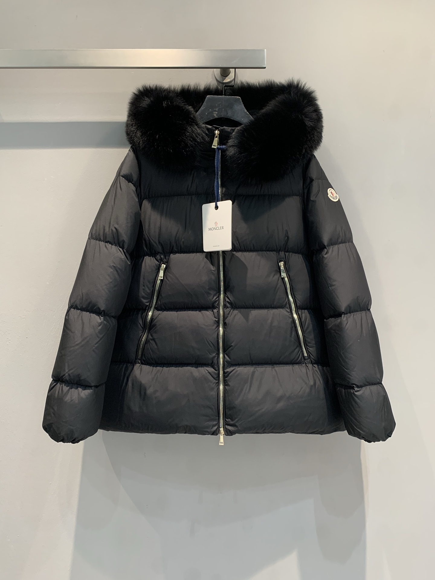 NO:658731,Comes with dust bag. New model shipped. M comes with dust bag.  Moncle*2025 Laichefurs wool collar A-line down jacket, the A-line shape is super slim, filled with 90% white duck down, and has perfect warmth retention. Matte nylon fabric + real wool collar, soft and luxurious to the touch. The zipper design is easy to put on and take off, and the cuffs and hem are elastically closed, which is more windproof! Available in almond and black colors, it can be easily managed for commuting and leisure in autumn and winter. It is fashionable and practical, and looks good with any combination! Champagne Black  Size 123,,down jacket,alexander wang19860909配防尘袋新款出货啦M配防尘袋 Moncle*2025Laichefurs羊毛领A字版型羽绒服,A字版型超显瘦,填充90白鸭绒,保暖力满分.哑光尼龙面料+真羊毛领,触感柔软又奢华.拉链设计方便穿脱,袖口和下摆弹性收口,防风效果更赞!奶杏色和黑色可选,秋冬通勤休闲都能轻松驾驭,时尚实用兼备,怎么搭都好看! 香槟色 黑色 码数123,,down jacket,alexander wang,Women's clothing