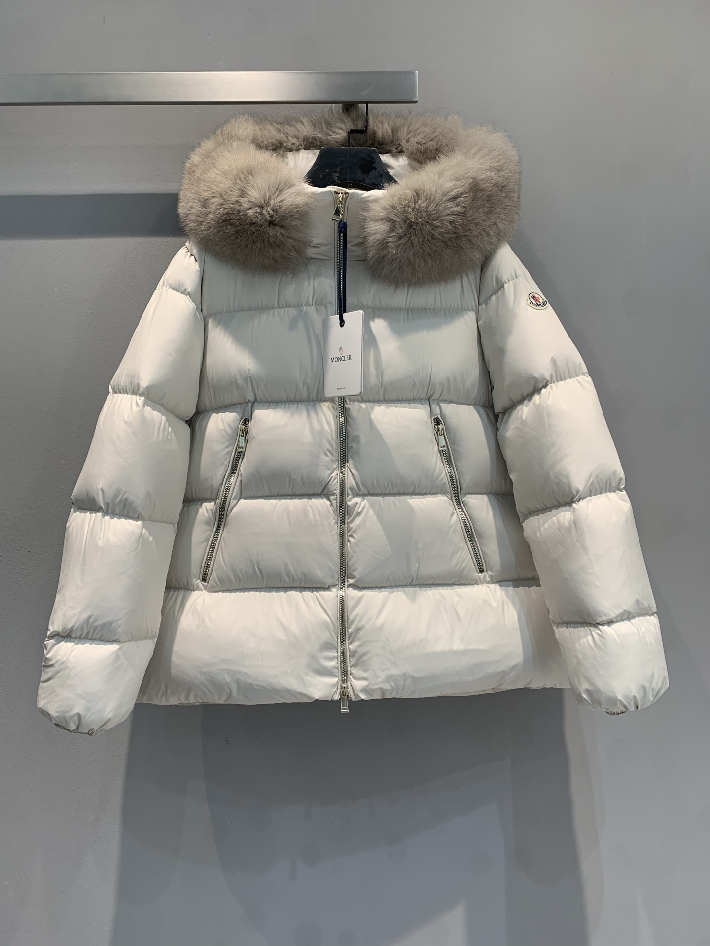 NO:658737,New model shipped with dust bag M Comes with dust bag  Moncle*2025 Laichefurs wool collar A-line down jacket, the A-line shape is super slim, filled with 90% white duck down, and has perfect warmth retention. Matte nylon fabric + real wool collar, soft and luxurious to the touch. The zipper design is easy to put on and take off, and the cuffs and hem are elastically closed, which is more windproof! Available in almond and black colors, it can be easily managed for commuting and leisure in autumn and winter. It is fashionable and practical, and looks good with any combination! Champagne Black  Size 123,,down jacket,alexander wang19860909配防尘袋新款出货啦M 配防尘袋 Moncle*2025Laichefurs羊毛领A字版型羽绒服,A字版型超显瘦,填充90白鸭绒,保暖力满分.哑光尼龙面料+真羊毛领,触感柔软又奢华.拉链设计方便穿脱,袖口和下摆弹性收口,防风效果更赞!奶杏色和黑色可选,秋冬通勤休闲都能轻松驾驭,时尚实用兼备,怎么搭都好看! 香槟色 黑色 码数123,,down jacket,alexander wang,Women's clothing