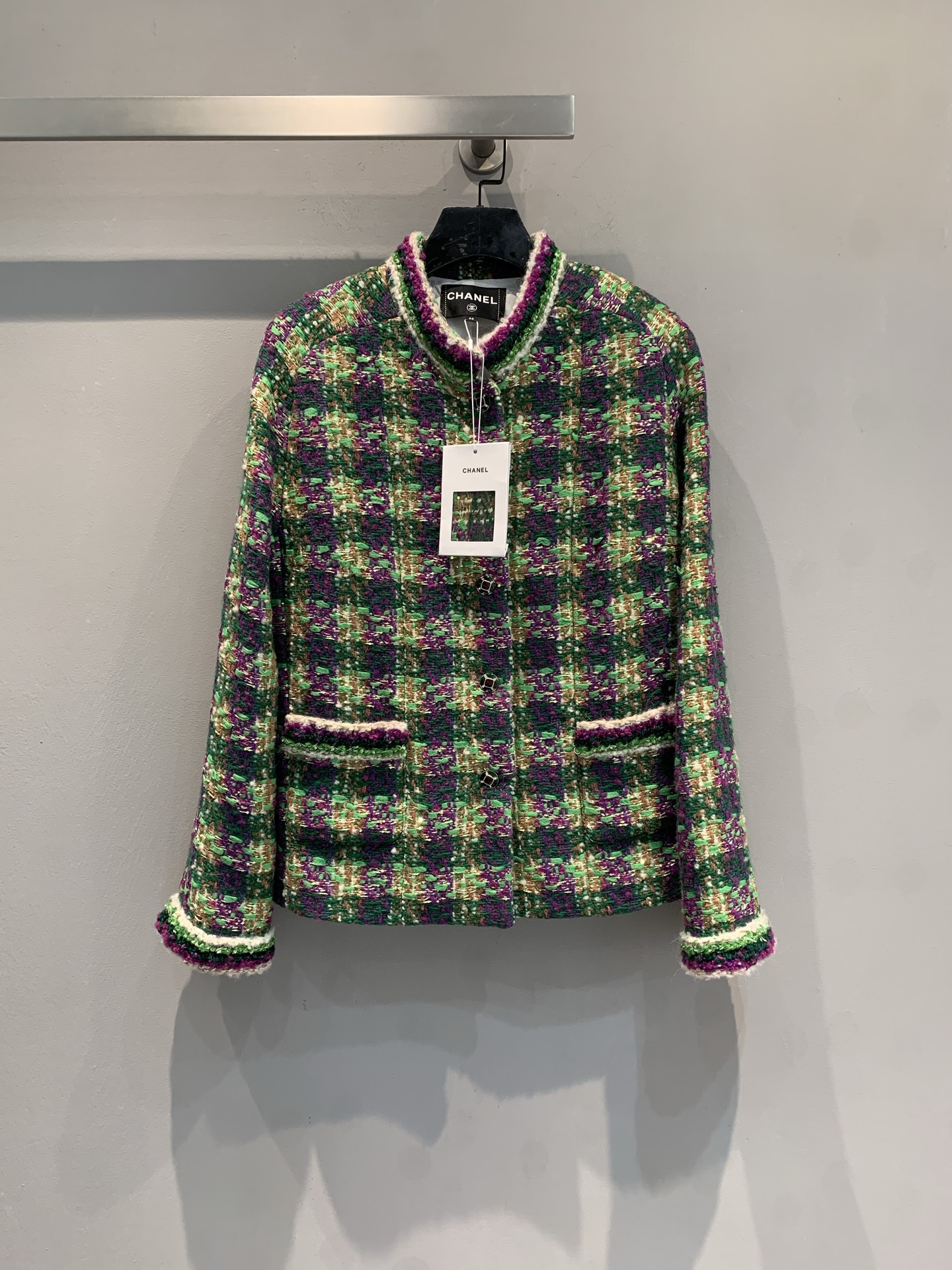 NO:658743,Comes with dust bag. M comes with dust bag. Contrast color tweed jacket from C's 2025 autumn and winter ski series, classic small fragrance design, elegant and fashionable. High-quality tweed, soft and warm, very suitable for autumn and winter. Contrast color plaid + stand collar  Breasted buttons, perfect details, contrasting color splicing on the cuffs and neckline, upgrading the sense of layering! The same style as G-Dragon, hotly discussed in the fashion circle, it is great for daily commuting or holiday wear, looks good with skirts and trousers, and can easily create a high-end look. Size 36  38 40,,chanel,skirts,jackets & coats,alexander wang19860909配防尘袋新款出货啦M配防尘袋C家2025秋冬滑雪系列撞色粗花呢外套,经典小香风设计,优雅又时髦.高品质粗花呢,柔软保暖,秋冬穿超合适.撞色格纹+立领排扣,细节满分,袖口和领口撞色拼接,层次感UP!权志龙同款,时尚圈热议日常通勤或节日穿搭都很出彩,搭裙装裤装都好看,轻松打造高级感look.码数36 38 40,,chanel,skirts,jackets & coats,alexander wang,Women's clothing