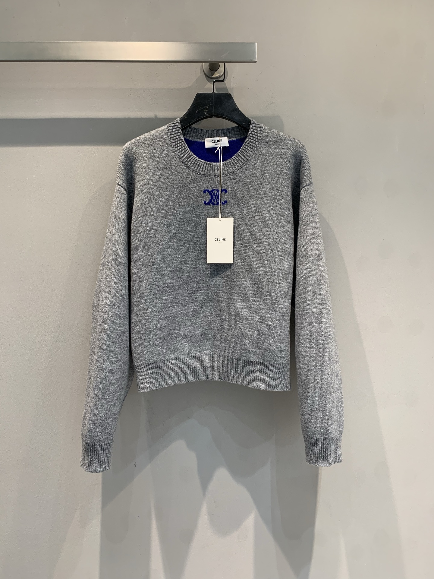 NO:666509,M Celin* 2025 new fashionable and versatile Arc de Triomphe round neck sweater for autumn and winter, made of wool blended fabric, soft and warm, super comfortable to wear in autumn and winter! The Arc de Triomphe logo embroidery on the chest is low-key and recognizable. Round neck + blue lining, perfect details, simple and versatile, easy to control for commuting and leisure, comfortable and textured, a must-have for fashionistas! Size SML,,celine,sweaters, 19860909新款出货啦M Celin*2025秋冬新款时髦百搭凯旋门圆领毛衣,采用羊毛混纺面料,柔软又保暖,秋冬穿超舒服!胸前凯旋门徽标刺绣,低调有辨识度.圆领+蓝内里,细节满分,简约百搭,通勤休闲都能轻松驾驭,舒适又有质感,时髦精必入! 码数SML,,celine,sweaters, ,Women's clothing