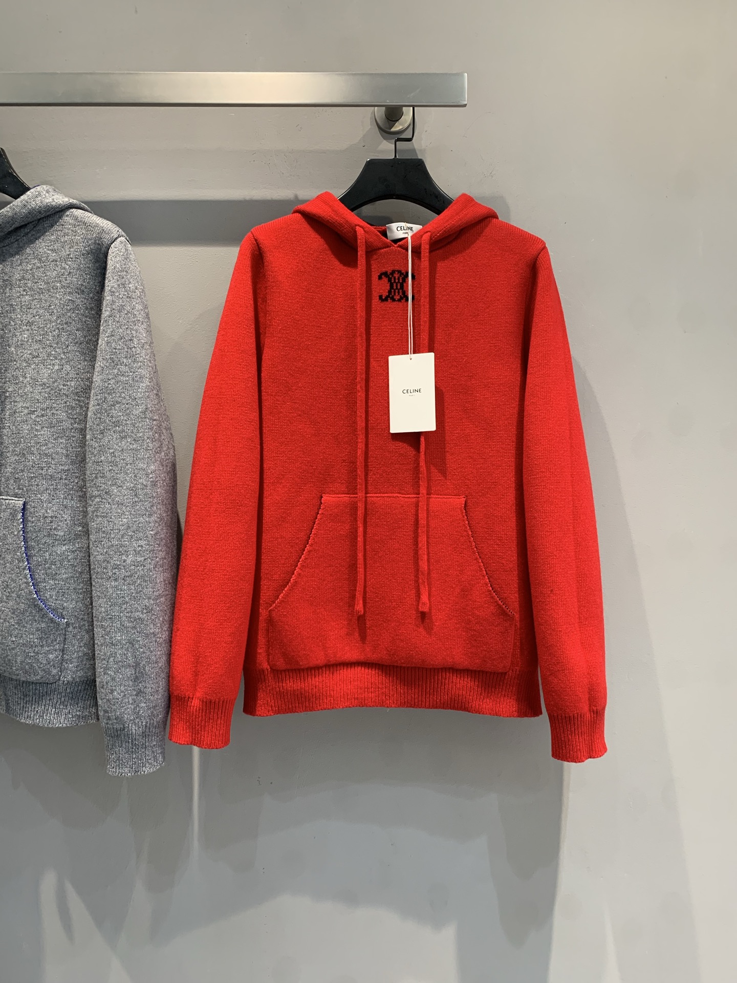 NO:666504,New model shipped MCelin*2026 early spring new Arc de Triomphe wool hooded sweater. Made of wool blended material, soft and warm, super comfortable to wear in autumn and winter! True red and white, hooded design is casual and age-reducing, embroidery on the chest  The logo is very recognizable. The loose version looks great with a plaid skirt or jeans. It is full of festive atmosphere. It is absolutely eye-catching to wear during Christmas and New Year. Size SML, celine, skirts, jeans, sweaters, hats,  19860909新款出货啦MCelin*2026早春新款凯旋门羊毛连帽毛衣.采用羊毛混纺材质,柔软又保暖,秋冬穿超舒服!正红色显白,连帽设计休闲减龄,胸前刺绣 Logo超有辨识度.宽松版型,搭配格纹裙或牛仔裤都很出彩,节日氛围感拉满,圣诞新年穿它绝对吸睛.码数SML,,celine,skirts,jeans,sweaters,hats, ,Women's clothing