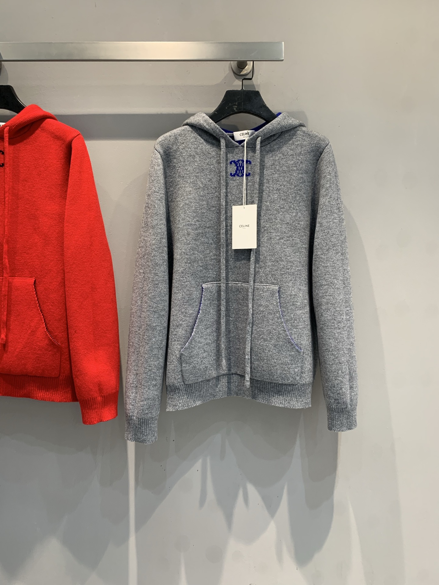 NO:666501,M Celin* 2026 new Arc de Triomphe wool hoodie in early spring, made of wool blended fabric, soft and warm, super comfortable to wear in autumn and winter! Gray main color + blue lining, Arc de Triomphe jacquard on the chest is very recognizable. Oversize loose version, very lazy and casual when worn alone or inside, same style for men and women, easy to control all kinds of figures. Size SML, celine, versace, hats,  19860909新款出货啦M Celin*2026早春新款凯旋门羊毛连帽衫,采用羊毛混纺面料,柔软又保暖,秋冬穿超舒服! 灰色主色+蓝色内衬,胸前凯旋门提花超有辨识度 Oversize宽松版型,单穿或内搭都很慵懒随性,男女同款,轻松驾驭各种身材.码数SML,,celine,versace,hats, ,Women's clothing