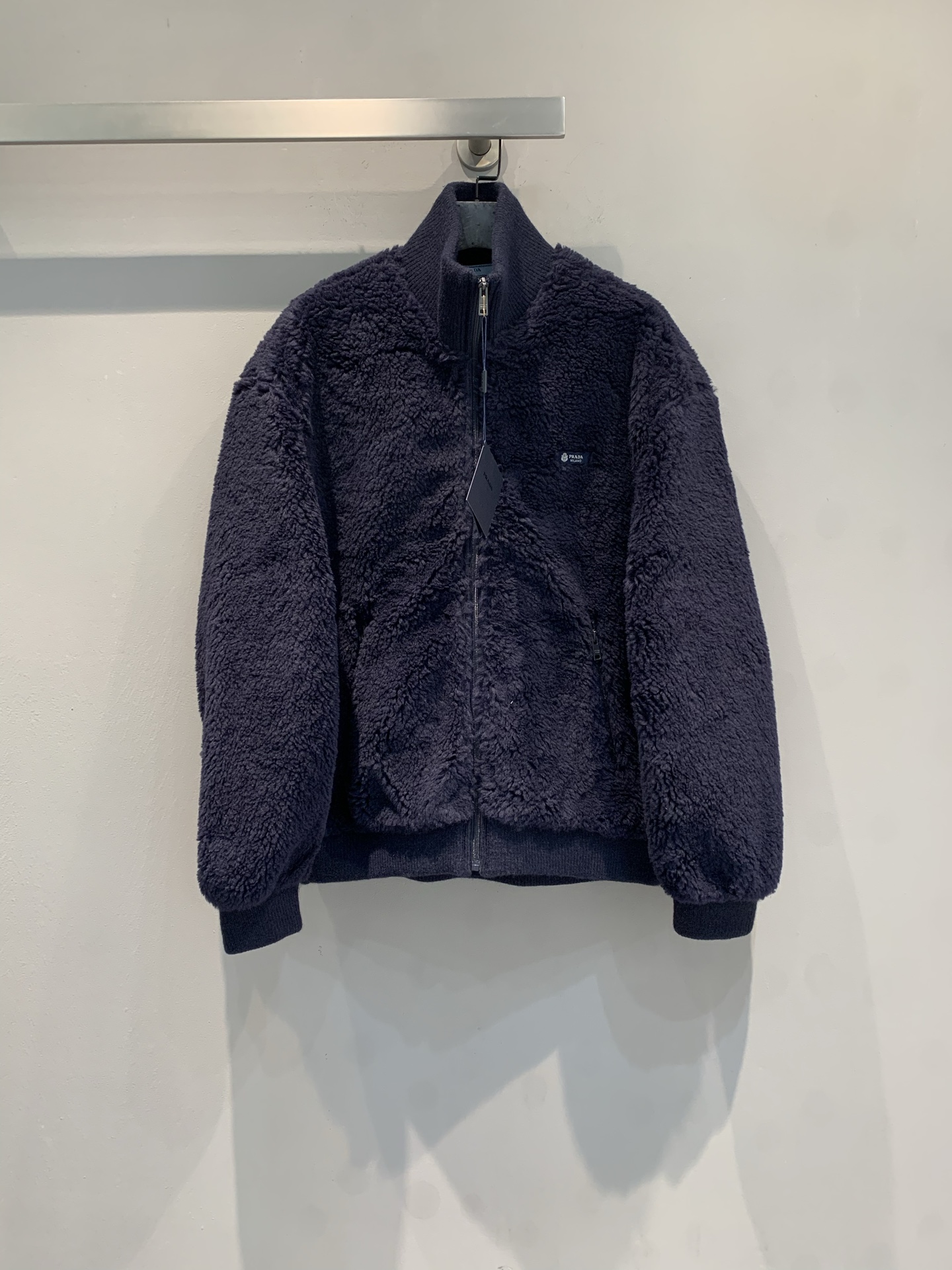 NO:666533,M Prad* 2025 new autumn and winter new dark blue teddy velvet jacket, wool and cashmere blended material, warm and comfortable, perfect for autumn and winter! Zipper + stand-up collar design, easy to put on and take off, simple and neat, dark blue low-key and versatile, easy to wear for commuting and leisure. The logo on the chest is very recognizable, full of fashion sense! Pair it with overalls or straight pants, you can easily get a winter atmosphere. Size SML, prada, jackets &  coats, 19860909新款出货啦M Prad*2025秋冬新款深蓝泰迪绒外套,羊毛羊绒混纺材质,保暖又舒适,秋冬穿超合适!拉链+立领设计,穿脱方便,简约利落,深蓝色低调百搭,通勤休闲都能轻松驾驭.胸前logo标志超有辨识度,时尚感满分!搭配工装裤或直筒裤,轻松get冬日氛围感穿搭.码数SML,,prada,jackets & coats, ,Women's clothing