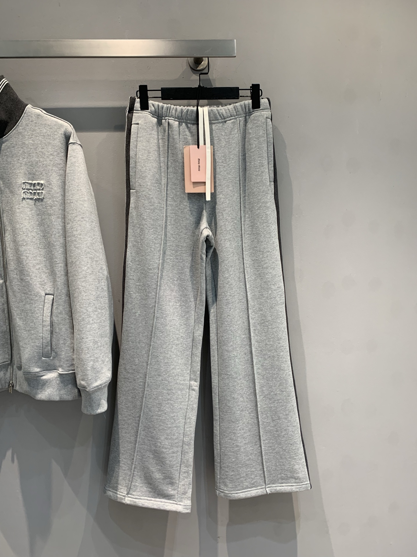 NO:664390,New model shipped M  Miumi*2025 new autumn and winter fashionable and versatile gray lace-up sweatpants. Made of cotton, 400g weight, soft and skin-friendly and warm, perfect for autumn and winter! Loose straight fit + drawstring elastic waist, comfortable and not flattering on the figure, gray low-key and versatile, easy to wear for commuting and home. The fabric is crisp and drapey, and the cutting is smooth, suitable for a variety of styles. The side pockets are practical, easy to store daily small items, both functional and fashionable, it is a must-have item in the autumn and winter wardrobe!  Code numberSML,,miumiu, 19860909新款出货啦M Miumi*2025秋冬新款时髦百搭灰色系带卫裤.采用棉,400g克重,柔软亲肤又保暖,秋冬穿超合适!宽松直筒版型+抽绳松紧腰,舒适不挑身材,灰色低调百搭,通勤居家都能轻松驾驭.面料挺括有垂感,裁剪流畅,适合多种风格.侧边口袋实用,日常小物随手放,兼具功能与时尚感,是秋冬衣橱必备单品! 码数SML,,miumiu, ,Women's clothing