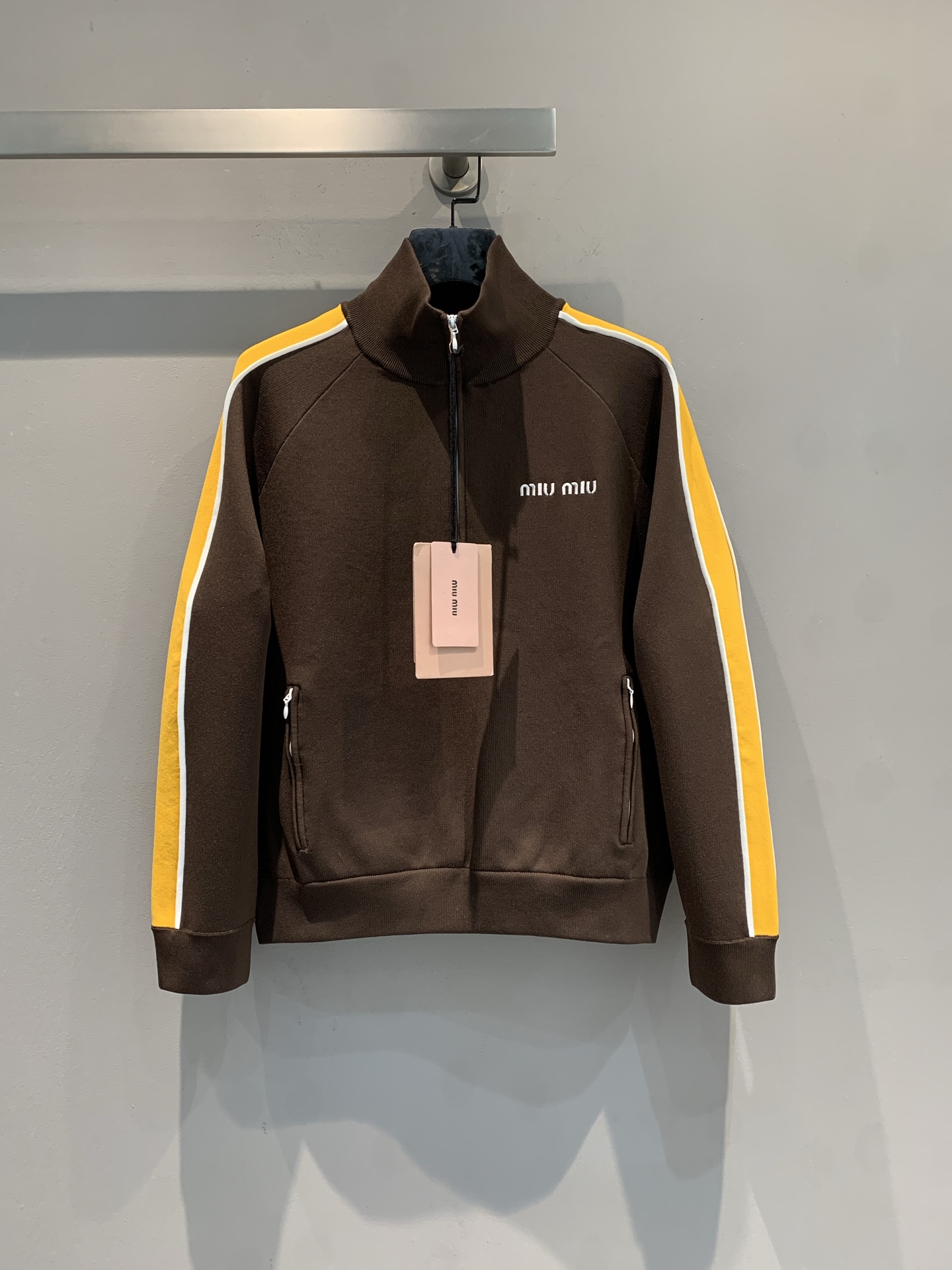 NO:664430,The new model is shipped. Miumi* 2026 early spring new retro college style dark brown stand-up collar zipper jacket. The yellow and white contrasting stripes on the sleeves are super eye-catching and full of retro sporty feeling! The white embroidered logo on the chest is highly recognizable, and the zipper pockets on both sides are practical and fashionable. College style + sweet and cool style, it looks great with a pleated skirt or jeans. It can be easily controlled for daily outings and dates, with both vitality and temperament! Size SML,,miumiu,skirts,jeans,jackets &  coats, 19860909新款出货啦Miumi*2026早春新款复古学院风深棕色立领拉链外套,袖子黄白撞色条纹超吸睛,复古运动感满满!胸前白色刺绣logo辨识度高,两侧拉链口袋实用又髦.学院风+甜酷风,搭配百褶裙或牛仔裤 都很出彩,日常出街,约会都能轻松驾驭,活力与气质兼具! 码数SML,,miumiu,skirts,jeans,jackets & coats, ,Women's clothing