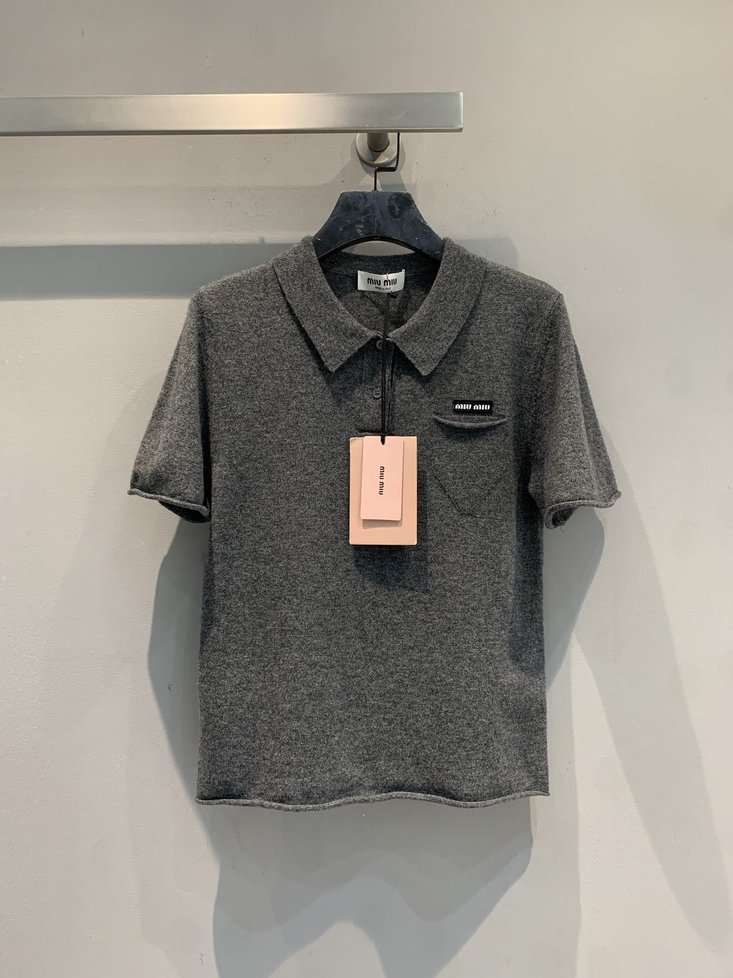 NO:664460,The new model has arrived. MMiumi* 2026 early spring new style fashionable and versatile gray cashmere short-sleeved Polo shirt, made of fine cashmere, soft and skin-friendly and warm. Classic Polo collar + short cut, slightly rolled cuffs, full of casual youthful feel. Mini logo pocket on the chest, low-key and recognizable. The gray color is versatile and can be easily worn in daily commuting. Pair it with a high-neck base or suit jacket for a layered look! Size SML,,miumiu,jackets &  coats,T-shirt,business suit, 19860909新款出货啦MMiumi*2026早春新款时髦百搭灰色羊绒短袖Polo衫,选用细支羊绒,柔软亲肤又保暖.经典Polo领+短款剪裁,袖口微卷边,随性少年感满满.胸口迷你徽标口袋,低调又有辨识度.灰色百搭,通勤日常都能轻松驾驭,搭配高领打底或西装外套,层次感up! 码数SML,,miumiu,jackets & coats,T-shirt,business suit, ,Women's clothing