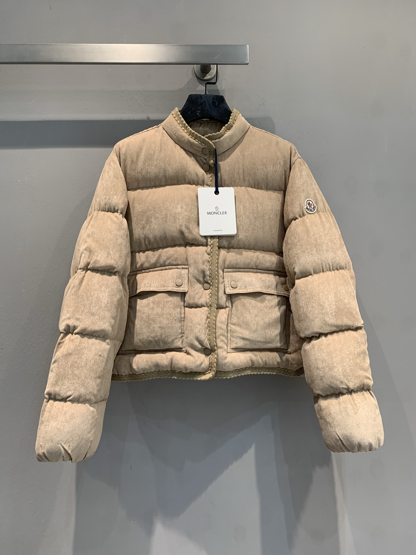 NO:664442,New model with dust bag shipped MMoncle* 2025 autumn and winter new model  Essarts series short corduroy down jacket, corduroy fabric + amber yellow Maillard color, retro and fashionable! Stand-up collar design + woven trim, full of details. High-quality down filling, strong warmth retention, very suitable for autumn and winter. The short version is tall and slim, looks great with high-waisted pants or skirts, and can be easily worn for commuting and leisure. Size 123, skirts, down jacket,  19860909配防尘袋新款出货啦MMoncle*2025秋冬新款 Essarts系列短款灯芯绒羽绒服,灯芯绒面料+琥珀黄美拉德色系,复古又时髦!立领设计+编织饰边,细节满分.高品质羽绒填充,保暖力强,秋冬穿超合适.短款版型显高显瘦,搭配高腰裤或裙装都很出彩,通勤休闲都能轻松驾驭.码数123,,skirts,down jacket, ,Women's clothing