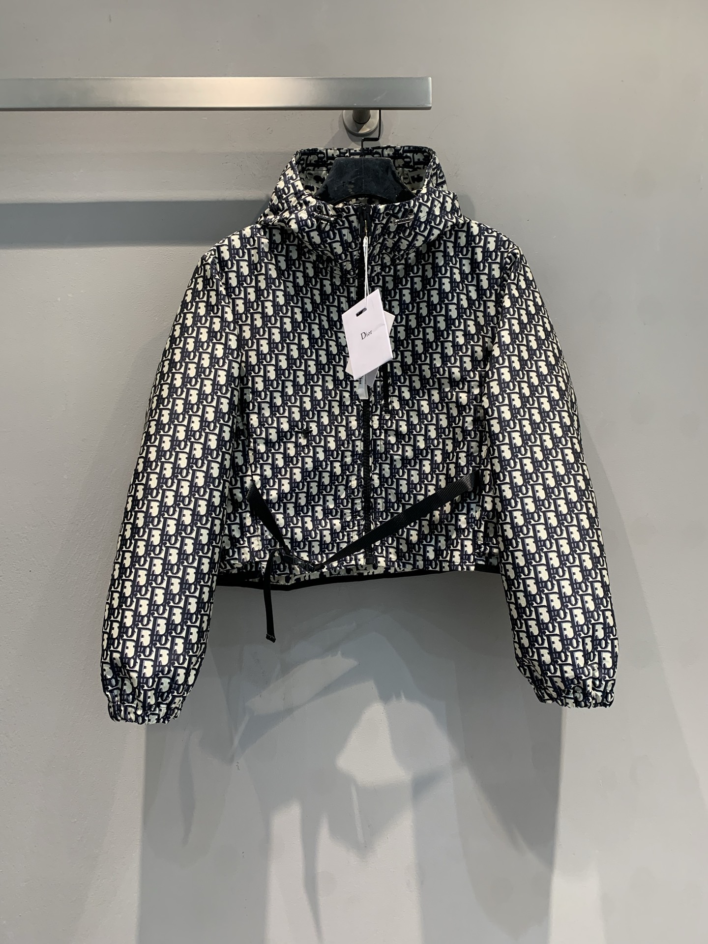 NO:666505,New model is out. M CD new Oblique presbyopic hooded waist-button jacket, classic blue Oblique jacquard, retro and fashionable. Polyester fiber material, lightweight and windproof, perfect for spring and autumn. Hooded + drawstring design, full of casual feeling, short cut is more playful and energetic. Oblique pattern has been Dior's logo since 1967, highly recognizable, it looks great with white T or jeans, and can be easily used for commuting and leisure! Size 36 38  40,,dior,jeans,jackets & coats,hats, 19860909新款出货啦M CD新款Oblique老花连帽腰扣夹克,经典蓝色Oblique提花,复古又时髦.聚酯纤维材质,轻便防风,春秋穿超合适.连帽+抽绳设计,休闲感满满,短款剪裁更显俏皮活力.Oblique花纹自1967年就是Dior标志,辨识度超高,随便搭白T或牛仔裤都很出彩,通勤休闲都能轻松驾驭! 码数36 38 40,,dior,jeans,jackets & coats,hats, ,Women's clothing