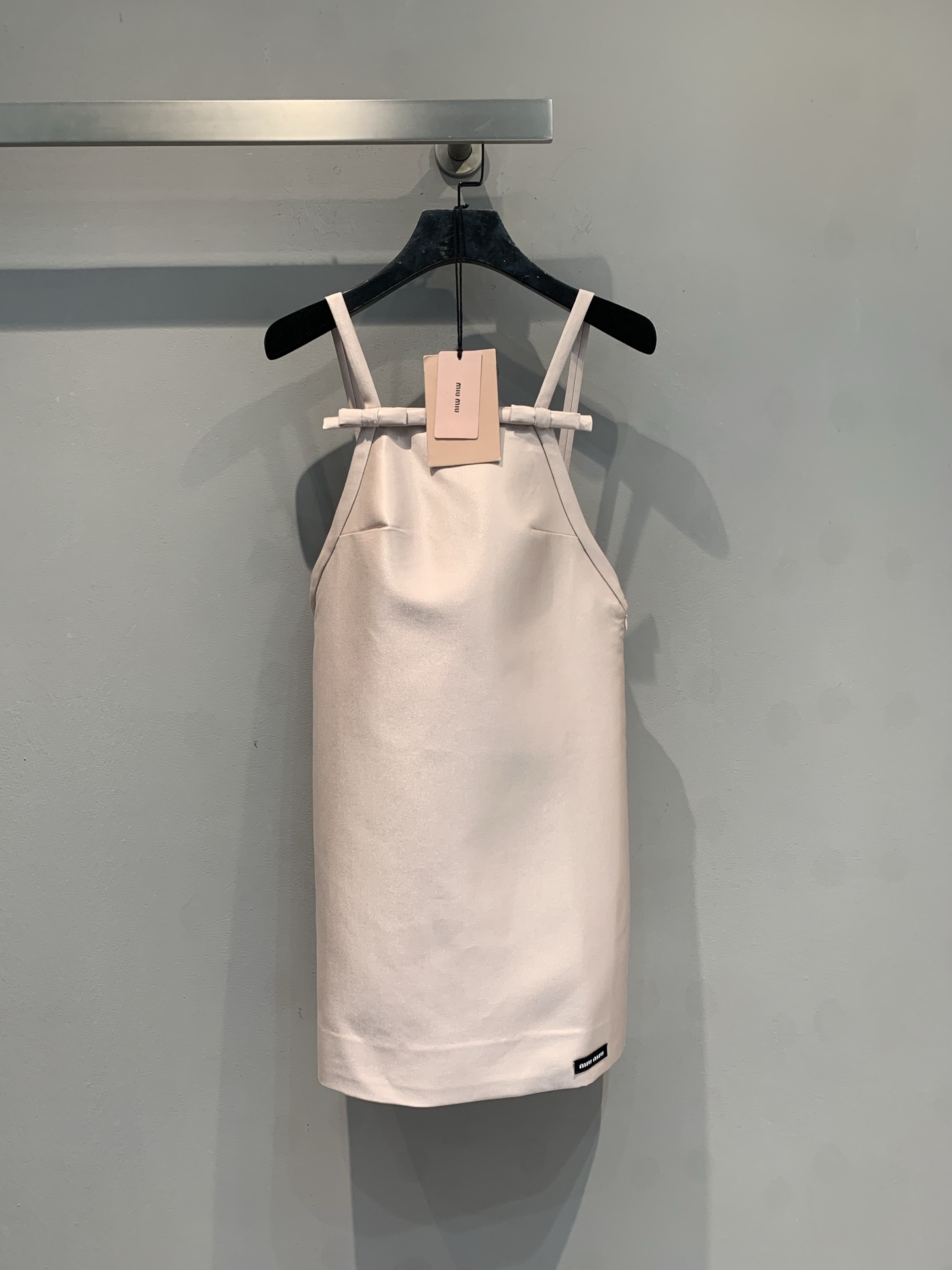 NO:666491,The new model is shipped. Miumi*2026 early spring new fashionable and versatile pink bow silk wool suspender skirt. Lightweight fabric + simple tailoring. The shoulder strap bow is super sweet and full of princess style. The skirt is slim and fits the body shape. It can be easily controlled at gatherings, parties and annual meetings. It is elegant and playful! MiuMi* exquisite design and high-quality craftsmanship are very suitable for sisters who pursue fashion. Size SML, miumiu, skirts,  19860909新款出货啦 Miumi*2026早春新款时髦百搭粉色蝴蝶结丝毛吊带裙,轻薄面料+简约剪裁,肩带蝴蝶结超甜美,公主风满满.裙身修身,贴合身形,聚会,派对,年会都能轻松驾驭,优雅又俏皮!MiuMi*精致设计和高品质工艺,超适合追求时尚的姐妹们.码数SML,,miumiu,skirts, ,Women's clothing