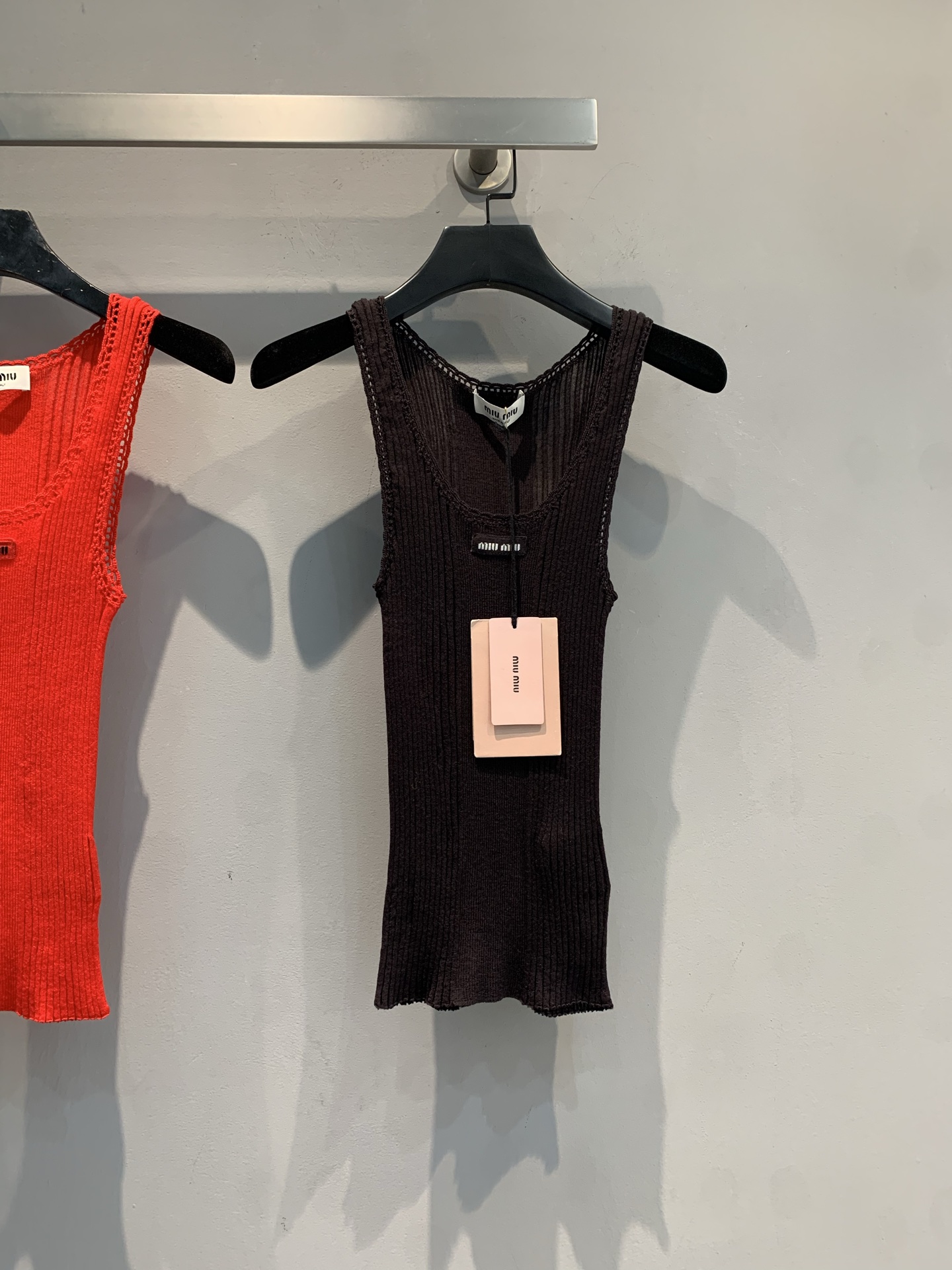 NO:666537,New model shipped M  Miumi*2026 early spring new style fashionable and versatile lace knitted vest, using rib knitting technology, the fabric is soft and elastic, super comfortable to wear! U-shaped neckline + exquisite hollow edges, perfect details. The small logo on the chest is low-key and recognizable, slim fit, versatile to wear alone or inside, easy to match with high-waisted pants, skirts, can be easily controlled for daily outings or parties~Size SML,, miumiu, skirts,  19860909新款出货啦M Miumi*2026早春新款时髦百搭花边针织背心,采用罗纹针织工艺,面料柔软有弹性,穿着超舒适!U型领口+精致镂空边缘,细节满分.胸前小Logo低调又有辨识度,修身剪裁,单穿或内搭都很百搭,轻松搭配高腰裤,半裙,日常出街或聚会都能轻松驾驭~码数SML,,miumiu,skirts, ,Women's clothing