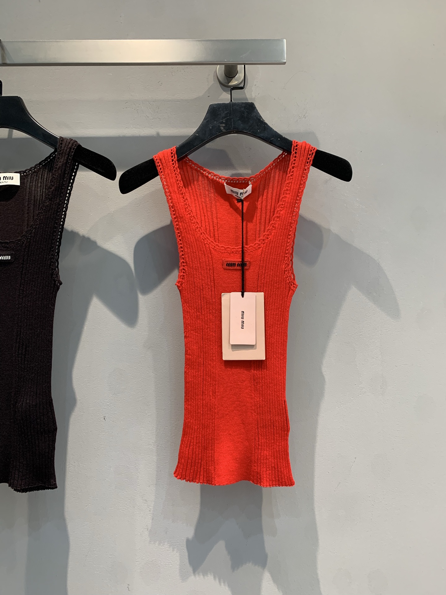 NO:666532,The new model has arrived. MMiumi* 2026 early spring new style fashionable and versatile lace knitted vest, using rib knitting technology, the fabric is soft and elastic, super comfortable to wear! U-shaped neckline + exquisite hollow edges, full of details. The small logo on the chest is low-key and recognizable, slim fit, versatile to wear alone or inside, can be easily matched with high-waisted pants, skirts, and can be easily used for daily outings or parties~Size SML,,miumiu,skirts,alexander  wang19860909新款出货啦MMiumi*2026早春新款时髦百搭花边针织背心,采用罗纹针织工艺,面料柔软有弹性,穿着超舒适!U型领口+精致镂空边缘,细节满分.胸前小Logo低调又有辨识度,修身剪裁,单穿或内搭都很百搭,轻松搭配高腰裤,半裙,日常出街或聚会都能轻松驾驭~码数SML,,miumiu,skirts, ,Women's clothing