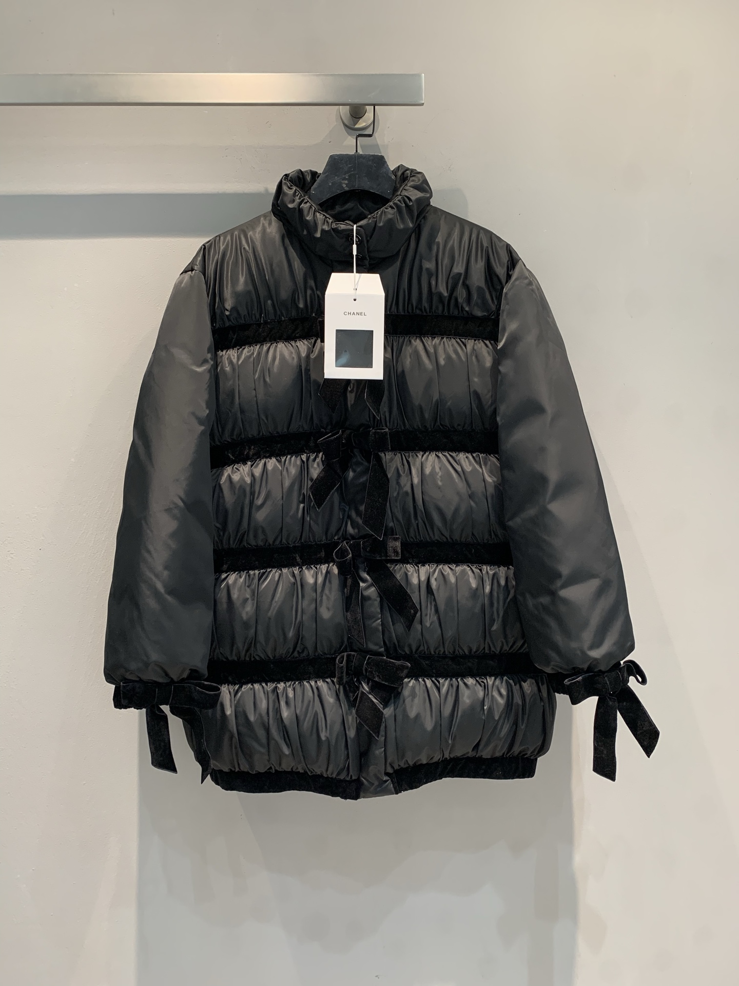 NO:666507,Comes with a dust bag. M comes with a dust bag. C's new 2025 autumn and winter fashionable retro bow velvet down jacket, black velvet + satin stitching, bow embellishment is very recognizable. Stand-up collar design is windproof, cuffs and waist bow details, perfect sweet and cool style! Mid-length cut, warm and elegant, can be easily used in daily or formal occasions. Filled with goose down, light and not bulky, it is a must-have fashion item in autumn and winter! Size 36  38 40,,chanel,down jacket, 19860909配防尘袋新款出货啦M配防尘袋 C家2025秋冬新款时髦复古蝴蝶结丝绒羽绒服,黑色丝绒+缎面拼接,蝴蝶结点缀超有辨识度.立领设计防风,袖口和腰部蝴蝶结细节,甜酷风格满分!中长款剪裁,保暖又显气质,日常或正式场合都能轻松驾驭.鹅绒填充,轻盈不臃肿,是秋冬必入的时尚单品! 码数36 38 40,,chanel,down jacket, ,Women's clothing