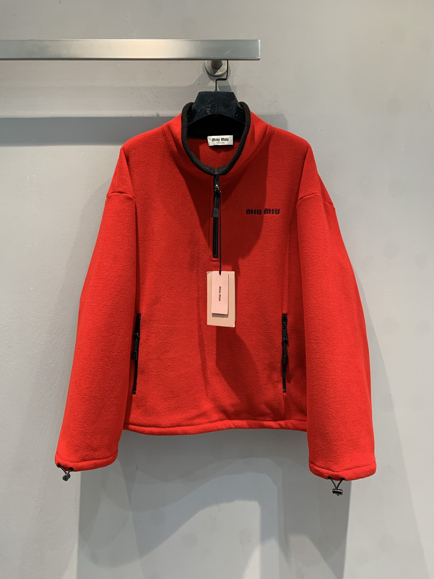 NO:666519,The new model has arrived. M Miumi* 2026 early spring series red polar fleece jacket, limited to the Chinese New Year. The red color is super eye-catching, symbolizing joy and good luck. The half-zip design + black drawstring is practical and detailed. The material is soft and warm, super comfortable to wear in autumn and winter, and the loose fit is not flattering, and can be easily worn by both men and women. The brand embroidery on the chest is perfect for recognition. It can be easily held in daily commuting and festive atmosphere, and it looks better when paired with white or dark items!  Size SML,,miumiu,jackets & coats, 19860909新款出货啦M Miumi*2026早春系列红色摇粒绒外套,中国新年限定,正红色超吸睛,象征喜庆与好运.半拉链设计+黑色抽绳,实用又有细节感.材质柔软保暖,秋冬穿超舒服,宽松版型不挑身材,男女都能轻松驾驭.胸前品牌刺绣,辨识度满分.日常通勤,节日氛围都能轻松hold住,搭配白色或深色单品更出彩! 码数SML,,miumiu,jackets & coats, ,Women's clothing