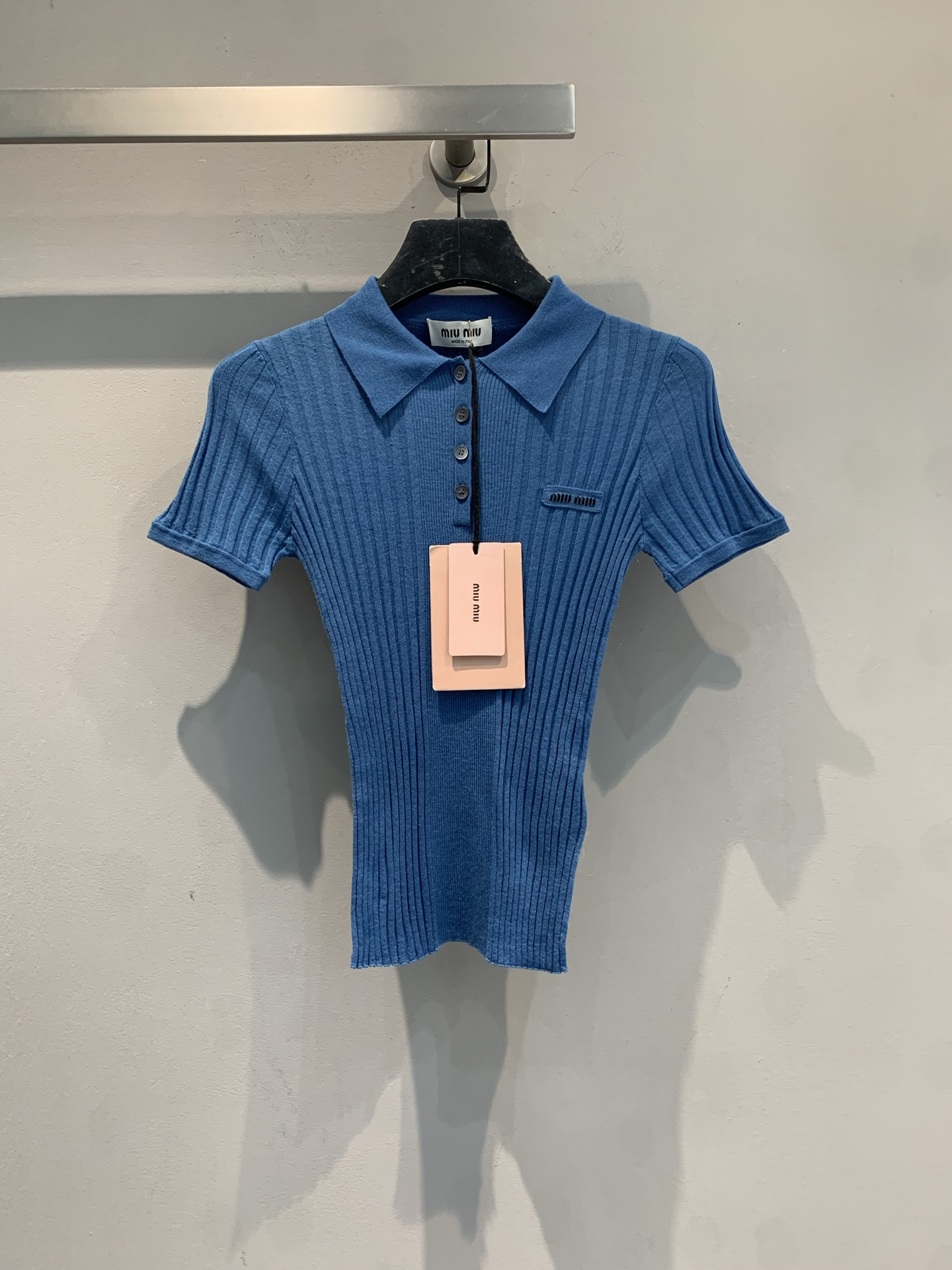 NO:666495,New model shipped M  Miumi*2026 new early spring holiday series Klein blue sheep wool knitted Polo shirt, slim fit + pitted knitting, elastic and fit the body shape, outline the curves and make you slim. Classic Polo collar + short sleeve design, small logo details on the chest, full of college style! The high saturated blue is fresh and eye-catching, super eye-catching in spring and summer, it goes well with skirts or casual pants~ The button embellishment is practical and beautiful, it can be easily used for daily commuting, dating, and shopping, fashionable and versatile!  Size SML,,miumiu,skirts,T-shirt, 19860909新款出货啦M Miumi*2026早春新款假日系列克莱因蓝绵羊毛针织Polo衫,修身版型+坑条针织,弹性好贴合身形,勾勒曲线超显瘦.经典Polo领+短袖设计,胸前小标细节,学院风满满!高饱和蓝色清新亮眼,春夏穿搭超吸睛,搭裙装或休闲裤都很出彩~纽扣点缀实用又美观,日常通勤,约会,逛街都能轻松驾驭,时髦又百搭! 码数SML,,miumiu,skirts,T-shirt, ,Women's clothing