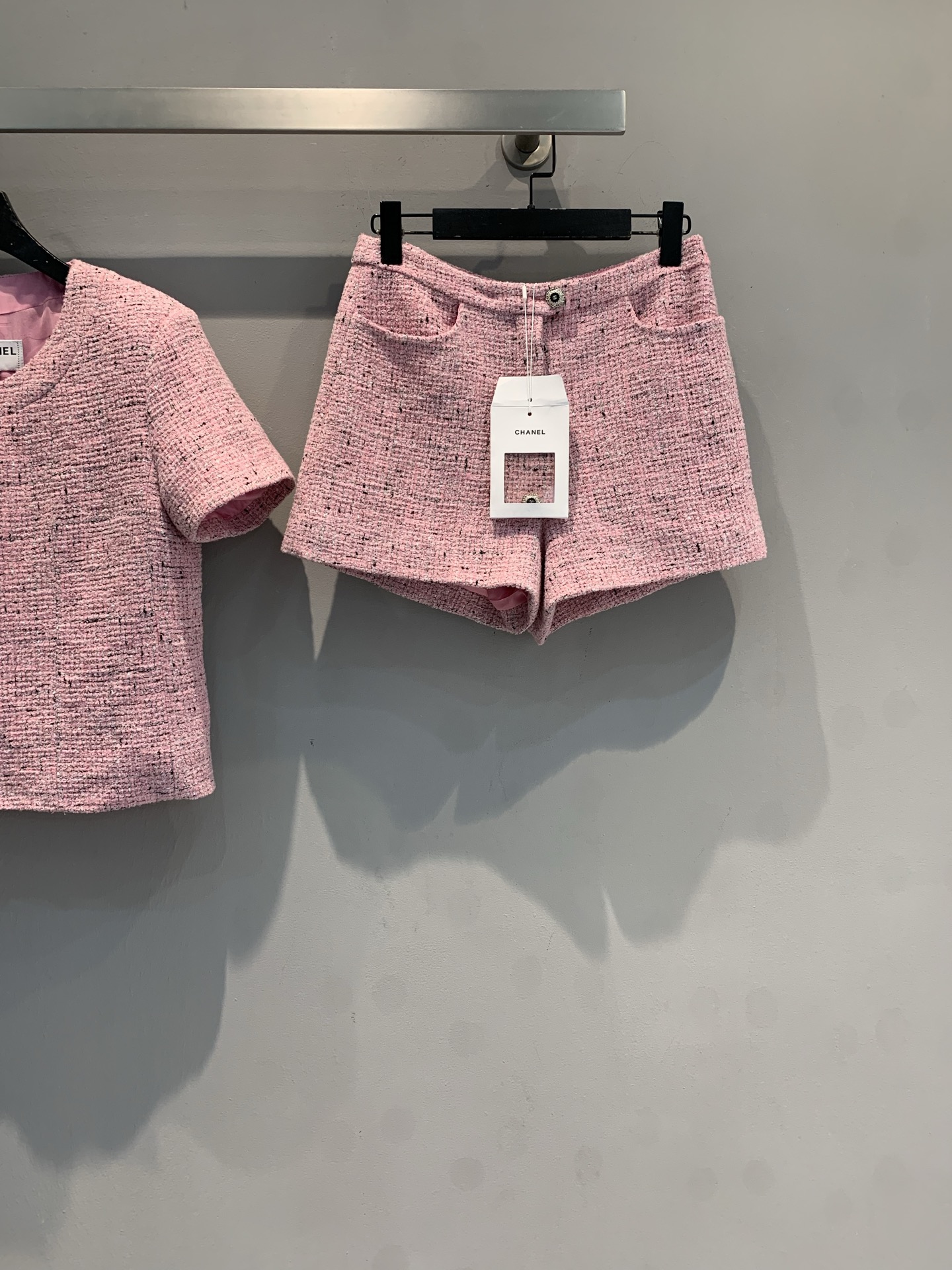 NO:666525,The new model is shipped. C's 2025 autumn and winter new pink tweed shorts are made of high-quality tweed and pink blended yarn. The texture is soft and textured, and it has a high-end luster when worn. The high-waist design modifies the waistline, elongates the leg proportions, and makes the legs longer and slimmer! Double pockets + metal buttons on the front, exquisite details, practical and beautiful. Paired with short-sleeved or knitted sweaters of the same series, you can easily get the 'rich daughter' style. Size 36 38  40,,chanel,shorts,T-shirt, 19860909新款出货啦 C家2025秋冬新款粉色粗花呢短裤,采用高品质粗花呢,粉色混纺纱线,质地柔软有肌理感,穿上自带高级光泽.高腰设计修饰腰线,拉长腿部比例,显腿长又显瘦!正面双口袋+金属纽扣,细节精致,实用又美观.搭配同系列短袖或针织衫,轻松get'富家千金'风.码数36 38 40,,chanel,shorts,T-shirt, ,Women's clothing