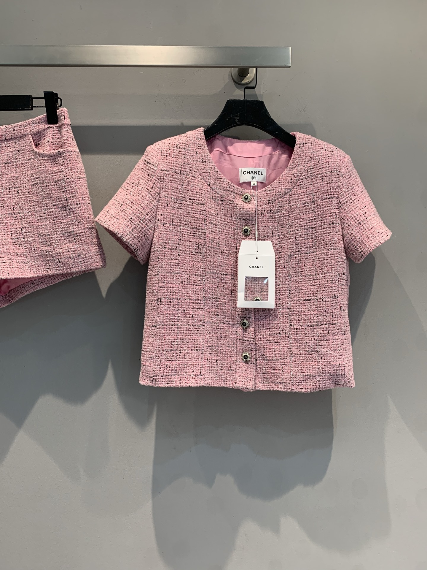 NO:666521,The new model is shipped. MC's 2025 autumn and winter new pink tweed short-sleeved top, classic tweed material + fine weaving, full of layering. Round neck + short sleeve design, front metal buttons, exquisite details, lined with silk, comfortable and elegant. Paired with gauze skirt or high-waisted pants, you can easily get the French noble style, and can be easily controlled in daily or formal occasions. Size 36 38 40,, chanel, skirts, T-shirt, real silk,  19860909新款出货啦MC家2025秋冬新款粉色粗花呢短袖上衣,经典粗花呢材质+细腻编织,层次感满满.圆领+短袖设计,正面金属纽扣,细节精致,内衬真丝,舒适又优雅.搭配纱裙或高腰裤,轻松get法式贵气风,日常或正式场合都能轻松驾驭.码数36 38 40,,chanel,skirts,T-shirt,real silk, ,Women's clothing