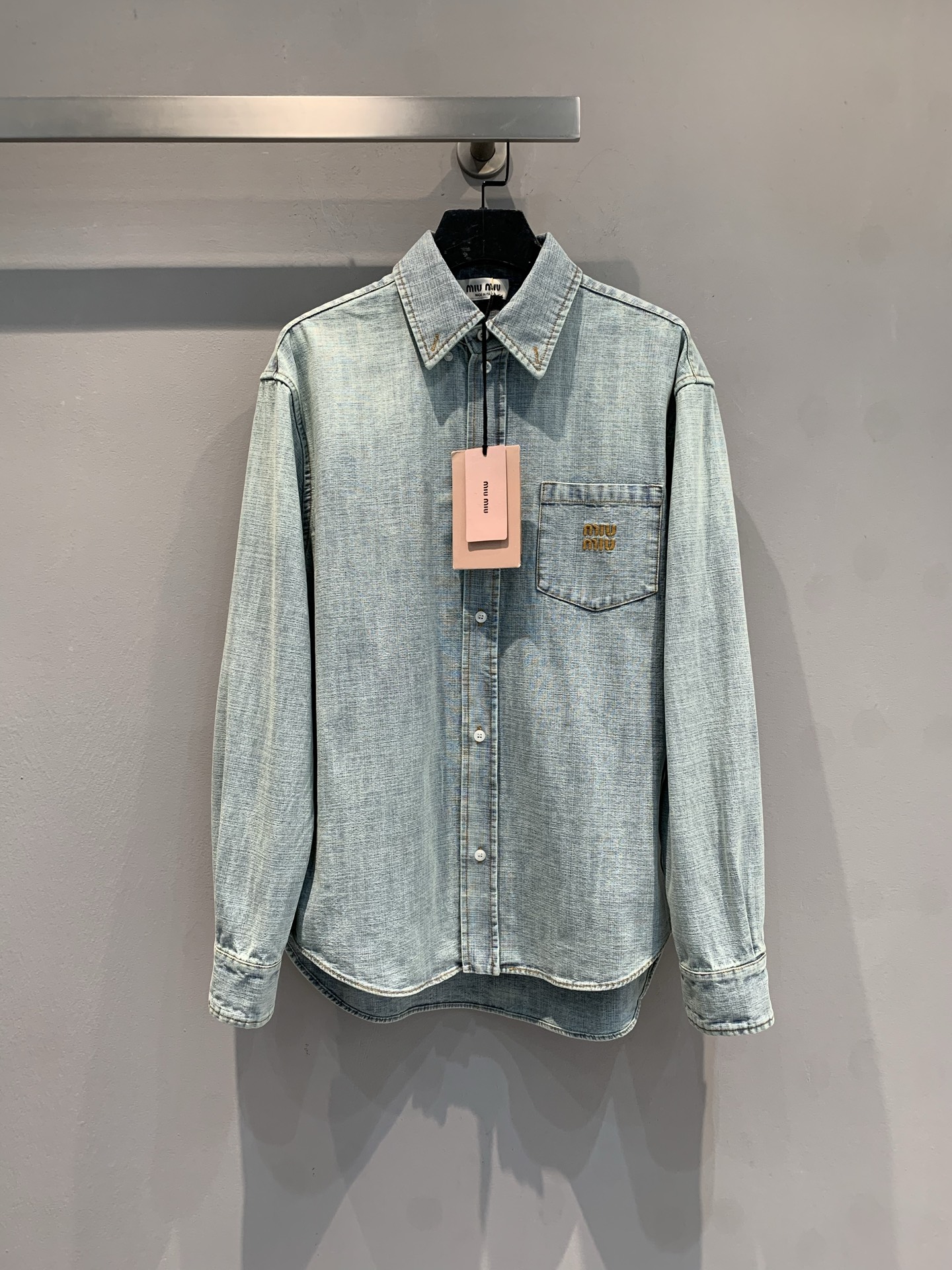 NO:666517,The new model is out. Miumi*2026 early spring new style fashionable retro washed denim shirt. The gray-blue distressed design has a retro feel. The pure cotton material is soft and breathable. It is just right for spring and autumn! Logo embroidery on the chest + small pockets, perfect details. Loose fit, can be worn alone or as an outer layer. It can easily create a lazy and fashionable style ~ it can be easily controlled for daily commuting and leisure. Size SML,, miumiu, shirts,  19860909新款出货啦 Miumi*2026早春新款时髦复古水洗牛仔衬衫,灰蓝色做旧设计超有复古感,纯棉材质柔软透气,春秋穿刚刚好!胸前Logo刺绣+小口袋,细节满分 宽松版型,单穿or外搭都OK,轻松打造慵懒时髦风~日常通勤,休闲都能轻松驾驭.码数SML,,miumiu,shirts, ,Women's clothing