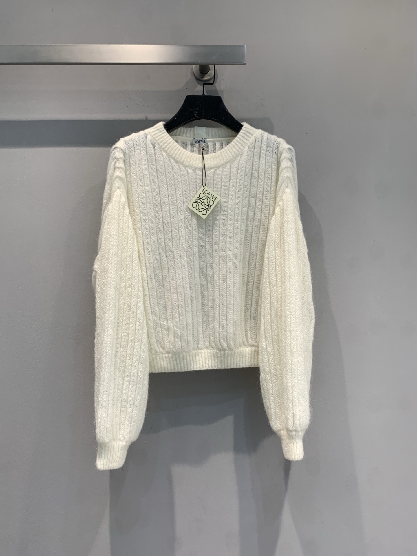 NO:666511,M Loew* 2025 new fashionable and versatile Anagram jacquard sweater for autumn and winter, milky white and super soft, made of high-quality mohair blend, soft and skin-friendly, with perfect warmth retention. Loose lantern sleeves + round neck design, lazy and casual, jacquard technology makes the texture more three-dimensional. It is OK to wear alone in spring and autumn or as an inner layer in winter, and it is easy to create a high-end look! Size SML,, loewe, sweaters, alexander  wang19860909新款出货啦M Loew*2025秋冬新款时髦百搭Anagram提花毛衣,奶白色超温柔,采用高品质马海毛混纺,触感软糯亲肤,保暖力满分.宽松灯笼袖+圆领设计,慵懒随性,提花工艺让纹理更立体.春秋单穿或冬季内搭都很OK,轻松打造高级感穿搭! 码数SML,,loewe,sweaters, ,Women's clothing