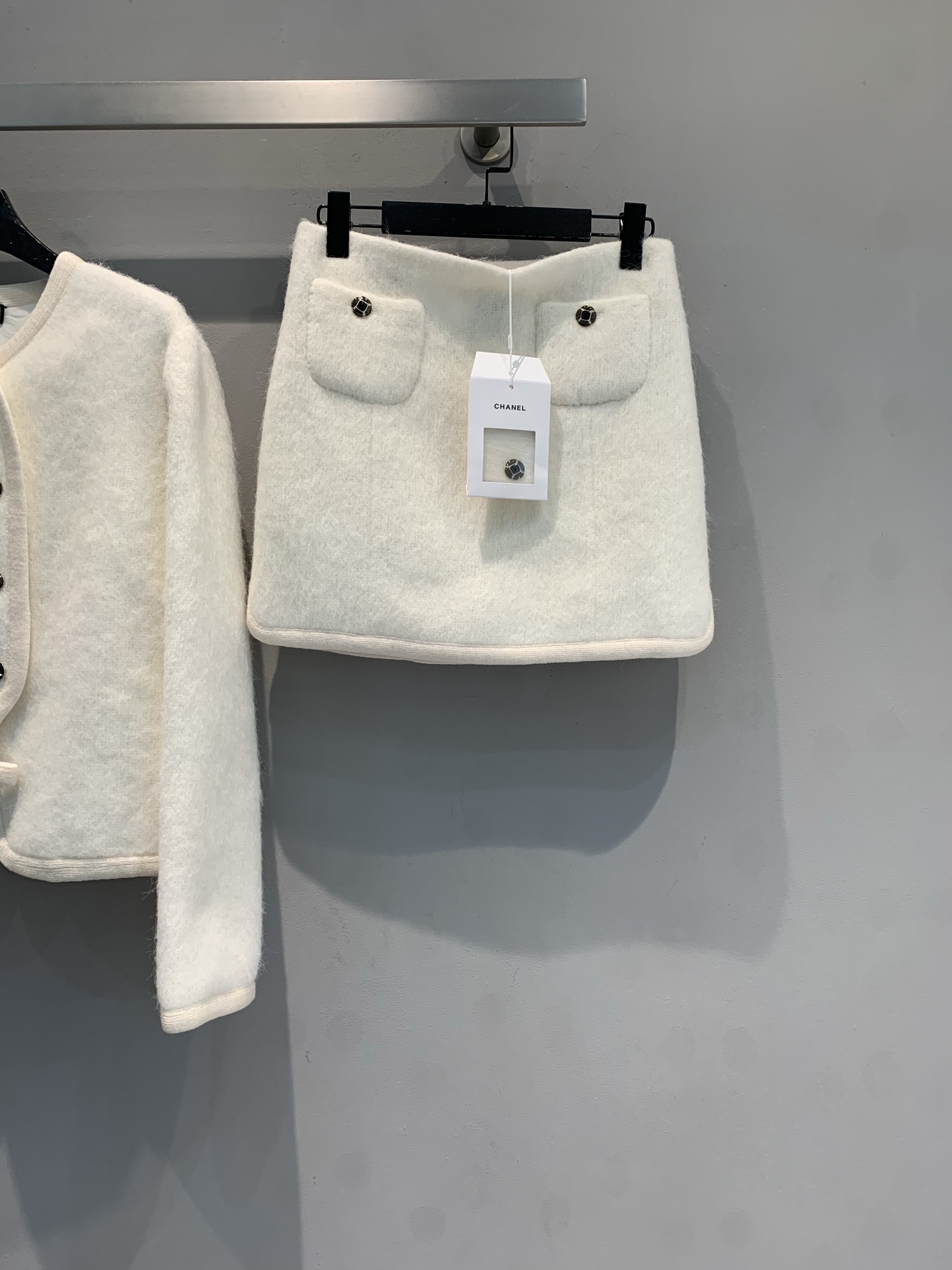 NO:683214,The new model is shipped. MC's 2025 autumn and winter new ski series mohair skirt. Mohair + cashmere blend, soft, fluffy and super texture! High-waisted A-line version + double pockets, star button embellishment, full of details. Creamy white, gentle and versatile, easy to control for commuting, dating, and daily life. Paired with the same series of jackets, it will look more high-end ~ Wear it in autumn and winter, warm and fashionable, easily create an elegant atmosphere! Code number 36 38  40,,chanel,skirts,jackets & coats,19860909新款出货啦MC家2025秋冬新款滑雪系列马海毛半裙.马海毛+羊绒混纺,柔软蓬松超有质感!高腰A字版型+双口袋,星星纽扣点缀,细节满分.奶白色温柔百搭,通勤,约会,日常都能轻松驾驭,搭配同系列外套更显高级感~秋冬穿它保暖又时髦,轻松打造优雅氛围感穿搭! 码数36 38 40,,chanel,skirts,jackets & coats,,Women's clothing