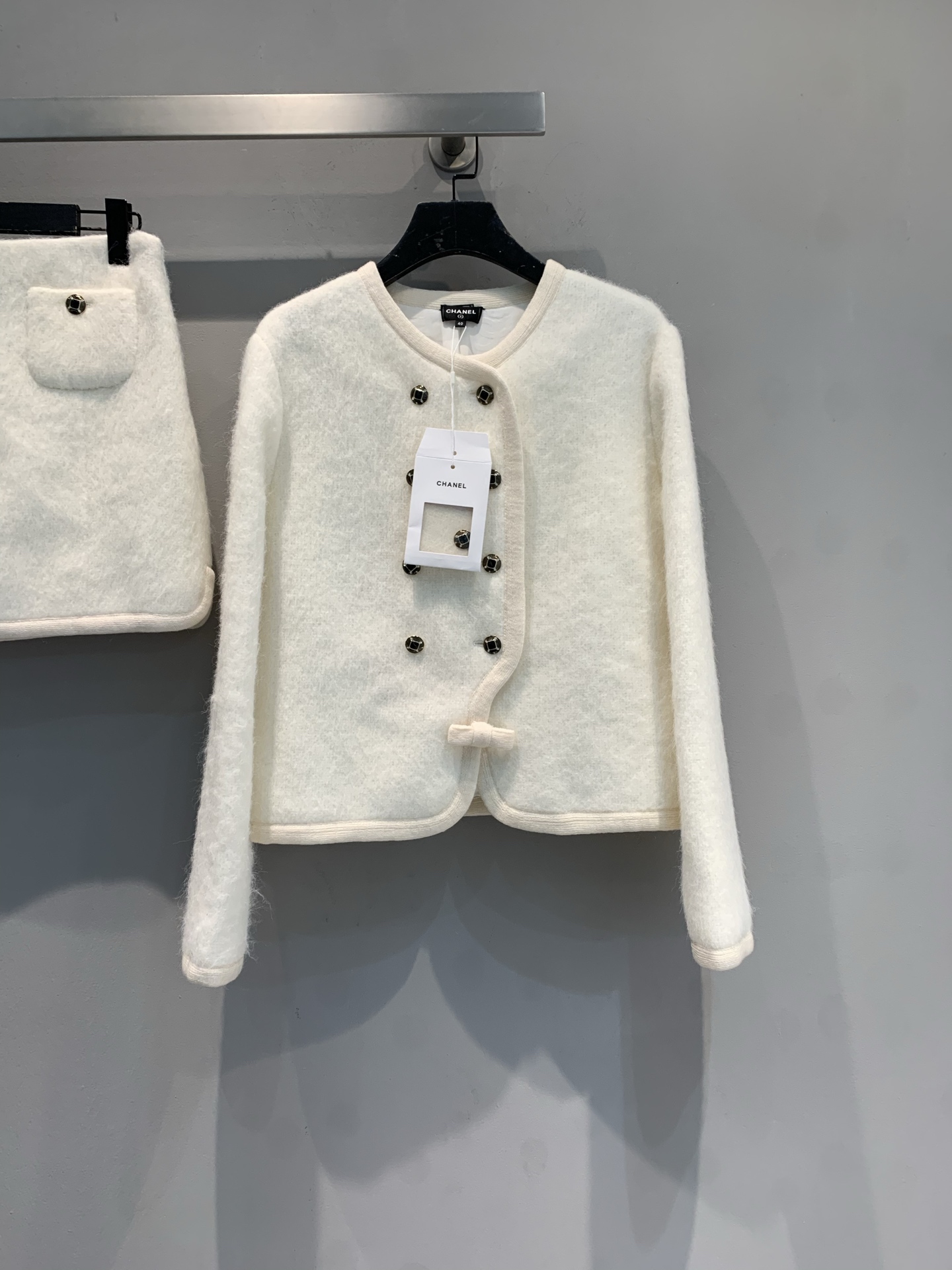 NO:683204,Comes with dust bag, new model shipped M. Comes with dust bag. C's 2025 new autumn and winter ski series mohair jacket, double-breasted + bow design, simple, elegant and highly recognizable. Mohair blended material, soft and fluffy, super warm in autumn and winter! Round neck + short cut, looks taller and slimmer, looks great with high-waisted skirts or trousers. Lined with mulberry silk, comfortable against the skin, can be easily worn in daily or formal occasions. Size 36 38  40,,chanel,skirts,jackets & coats,19860909配防尘袋新款出货啦M 配防尘袋 C家2025秋冬新款滑雪系列马海毛外套,双排扣+蝴蝶结设计,简约优雅又超有辨识度.马海毛混纺材质,柔软蓬松,秋冬穿超保暖!圆领+短款剪裁,显高显瘦,搭高腰裙or裤装都很出片.内衬桑蚕丝,贴肤舒适,日常或正式场合都能轻松驾驭.码数36 38 40,,chanel,skirts,jackets & coats,,Women's clothing