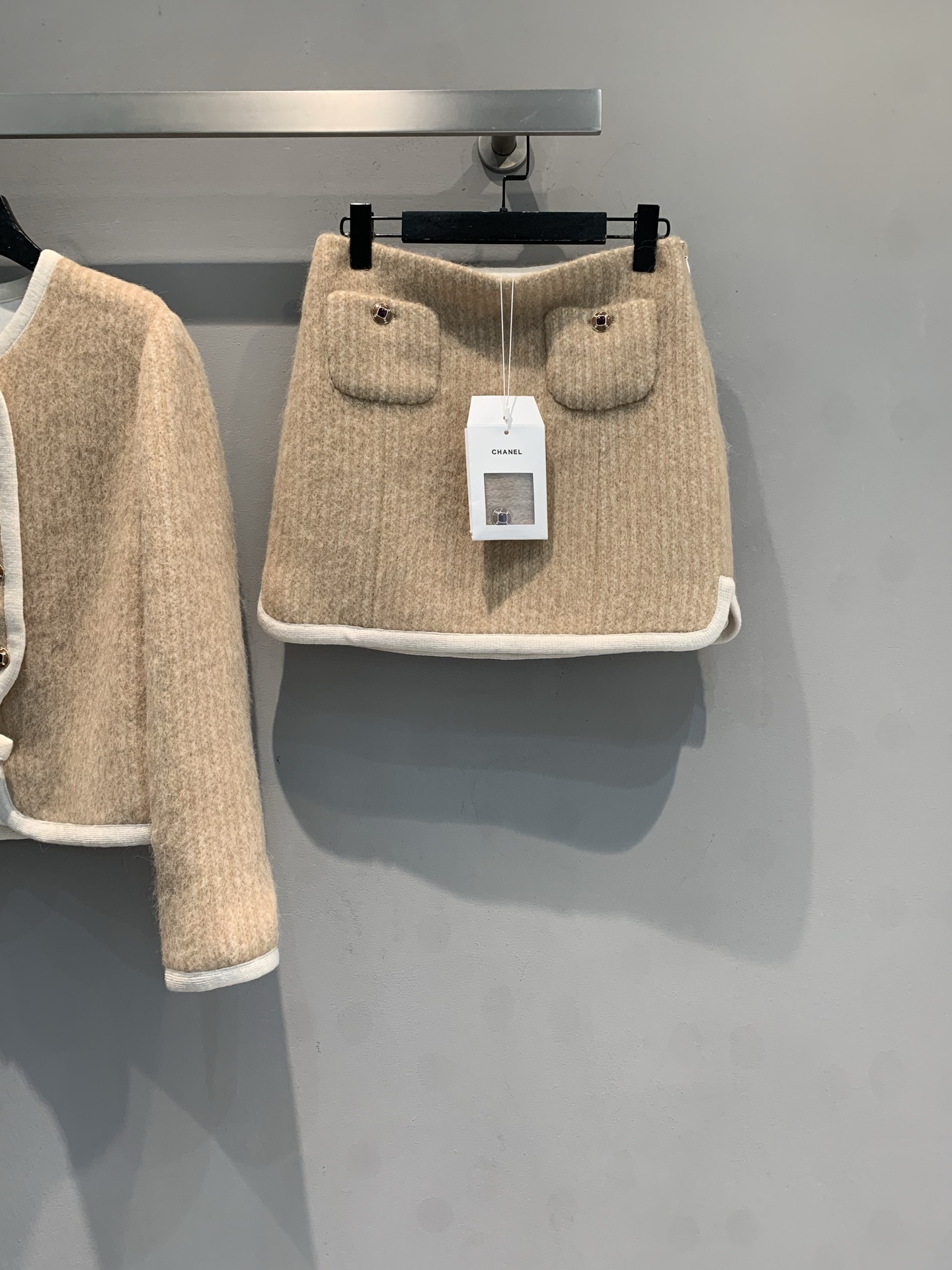 NO:683196,The new model has been shipped. M C's 2025 autumn and winter new ski series mohair skirt is soft and warm, perfect for autumn and winter! Light beige + white piping, simple and elegant, double symmetrical pockets with metal buttons, practical and detailed. The skirt is moderate in length, paired with the same series of jackets, you can easily get a gentle and elegant style, you can wear it for commuting or parties, and you can wear it with temperament and comfort~ Size 36 38 40,,chanel,skirts,jackets & coats,19860909新款出货啦M C家2025秋冬新款滑雪系列马海毛短裙,柔软又保暖,秋冬穿超合适!浅米色+白色滚边,简约优雅,双对称口袋配金属纽扣,实用又有细节感.裙长适中,搭配同系列外套,轻松get温柔千金风,通勤或聚会都能穿出气质与舒适感~ 码数36 38 40,,chanel,skirts,jackets & coats,,Women's clothing