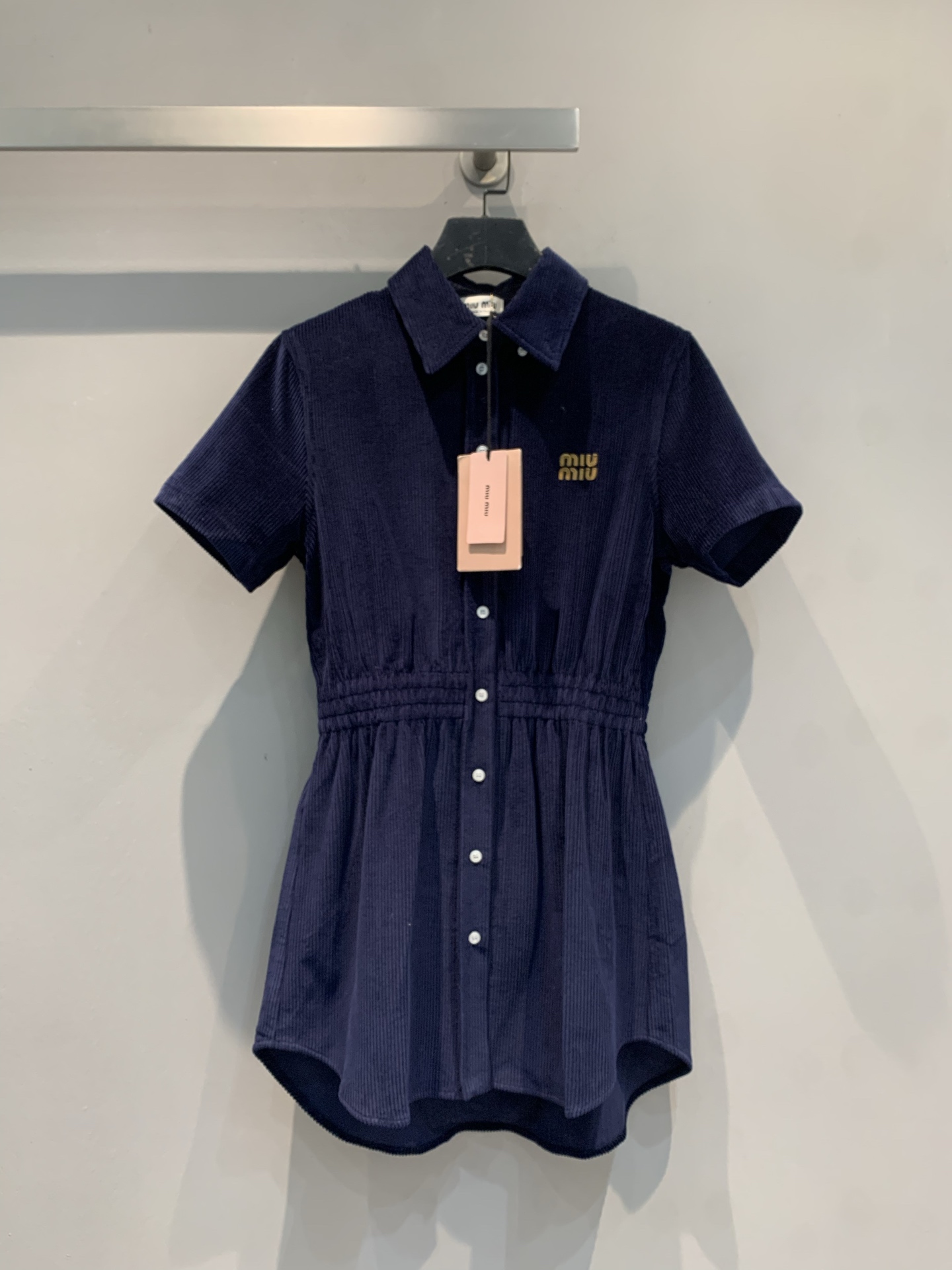 NO:683178,M Miumi* 2025 new autumn and winter new retro college-style corduroy short-sleeved shirt dress, dark blue vertical striped fabric, soft and textured. Brand embroidered logo on the chest, perfect details! Loose fit + elastic shirring at the waist, comfortable and revealing waistline, suitable for all kinds of body types. Super versatile for daily casual wear. Size SML,, miumiu, skirts, shirts, T-shirt,19860909新款出货啦M Miumi*2025秋冬新款复古学院风灯芯绒短袖衬衫裙,深蓝色竖条纹面料,触感柔软有质感.胸前有品牌刺绣 Logo,细节满分!宽松版型+腰部松紧抽褶,舒适又显腰线,适合各种身材.日常休闲穿搭超百搭.码数SML,,miumiu,skirts,shirts,T-shirt,,Women's clothing