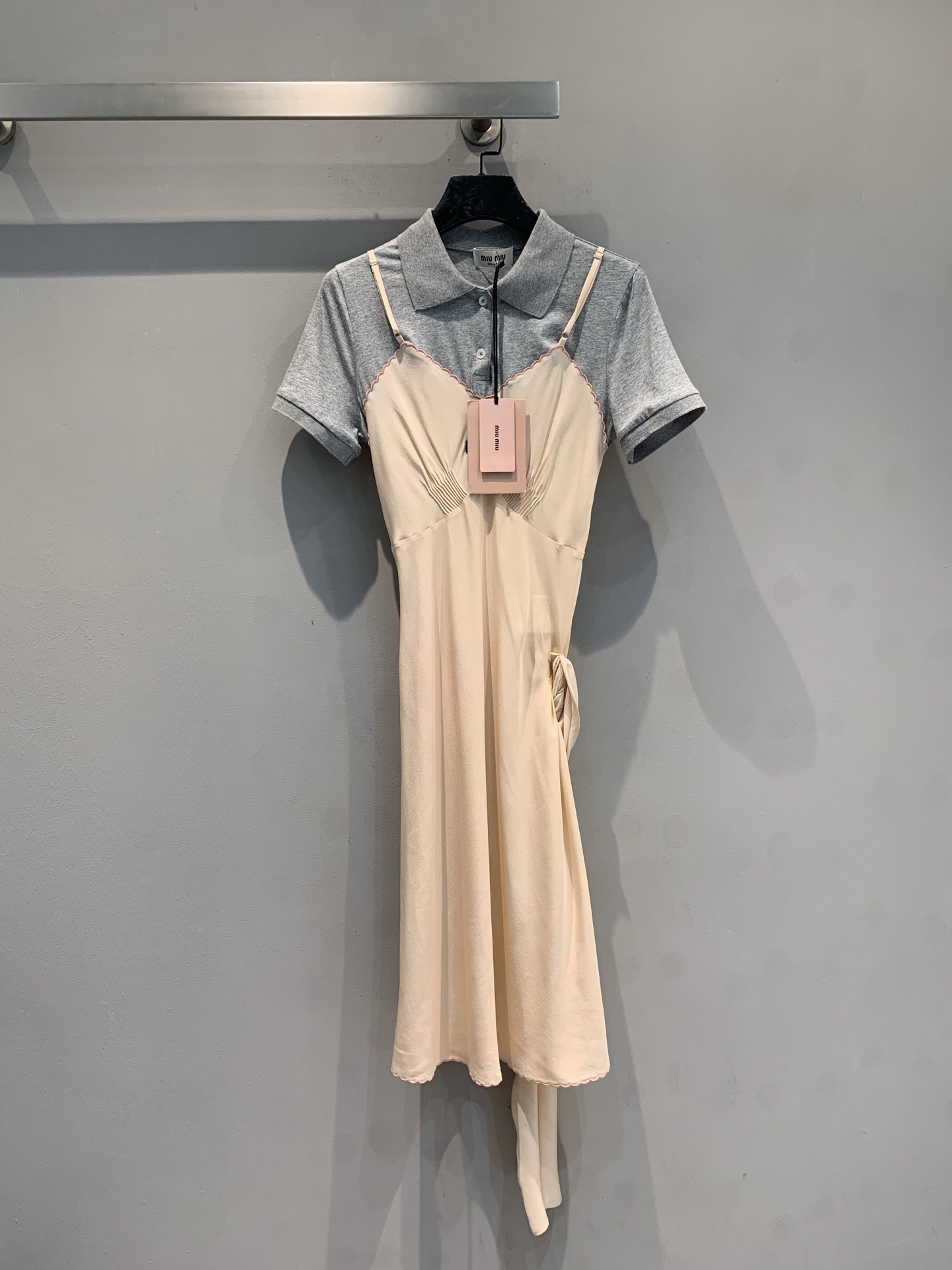 NO:683215,The new model is out. Miumi*2026 early spring new trendy retro fake two-piece strappy short-sleeved dress. Light pink main tone + gray Polo collar, elegant and casual. Thin silk fabric, waist strap design, modified body shape and super elegant. Brand logo on the chest, perfect details! It can be easily managed in daily or light formal occasions, paired with a plush jacket or retro shoes, the retro atmosphere is directly completed. Size SML,,miumiu,skirts,jackets &  coats,T-shirt,real silk,19860909新款出货啦 Miumi*2026早春新款时髦复古假两件系带短袖连衣裙.浅粉色主调+灰色Polo领,优雅又休闲.轻薄真丝面料,腰部绑带设计,修饰身形超显气质.胸前品牌标识,细节满分!日常或轻正式场合都能轻松驾驭,搭配毛绒外套或复古鞋履,复古氛围感直接拉满.码数SML,,miumiu,skirts,jackets & coats,T-shirt,real silk,,Women's clothing