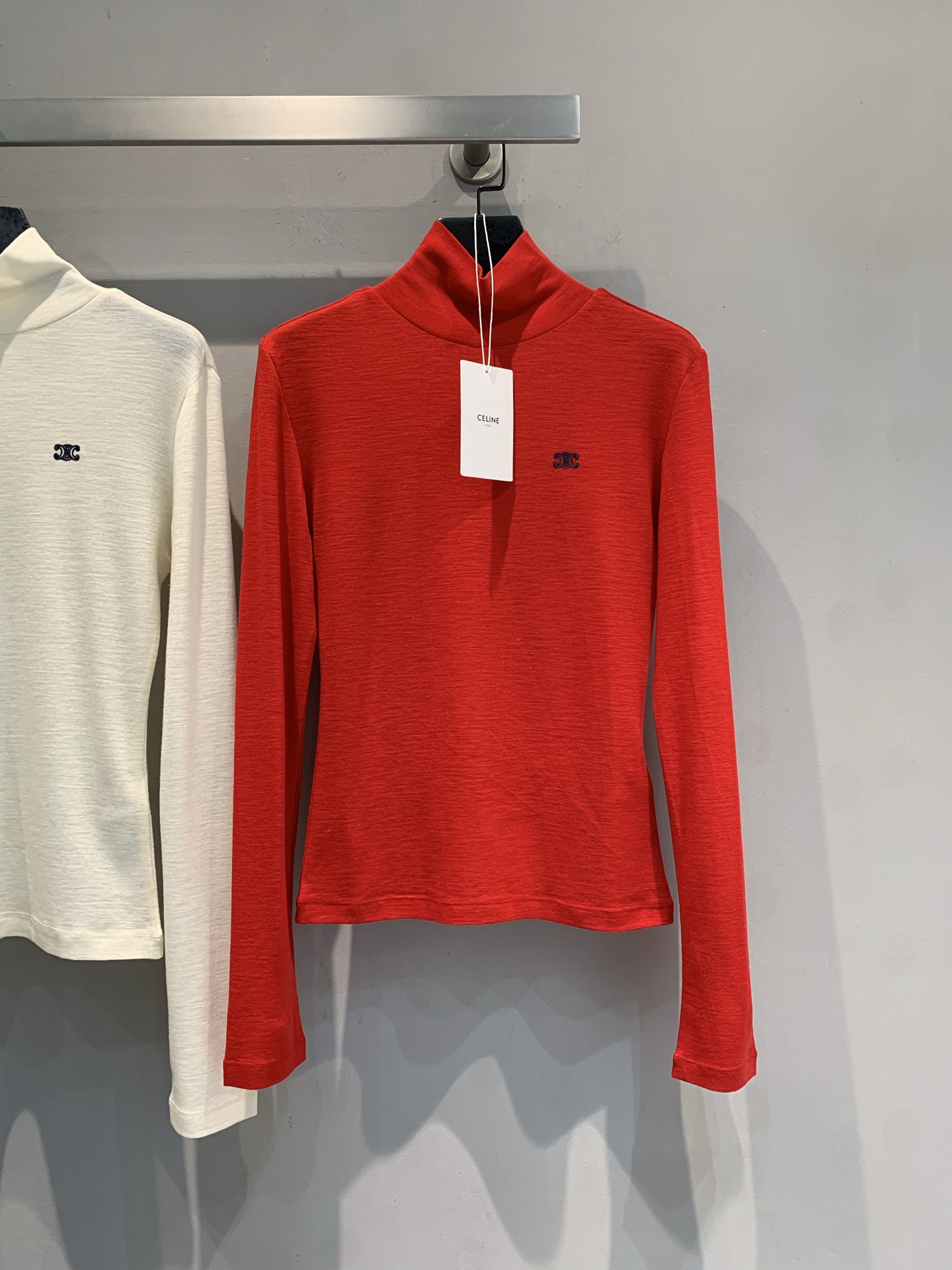 NO:683195,The new model has arrived. MCelin* 2025 new fashionable and versatile turtleneck bottoming shirt for autumn and winter. Made of wool, it is soft and skin-friendly, and can be worn safely by sensitive skin. It is simple and versatile, and the small green mark on the chest is very recognizable. The half-high collar design modifies the neck line, and the cuffs and hem are ribbed, which fits the body shape and keeps warm. It can be worn alone or layered in autumn and winter. It can easily create a French elegant atmosphere. It is a must-have and practical item for the autumn and winter wardrobe! Size SML,,celine,19860909新款出货啦MCelin*2025秋冬新款时髦百搭高领打底衫.采用羊毛,柔软亲肤,敏感肌也能安心穿.简约百搭,胸前绿色小标超有辨识度.半高领设计修饰颈部线条,袖口和下摆罗纹收口,贴合身形又保暖.秋冬单穿或内搭都很OK,轻松打造法式优雅氛围感,是秋冬衣橱必备实用单品! 码数SML,,celine,,Women's clothing