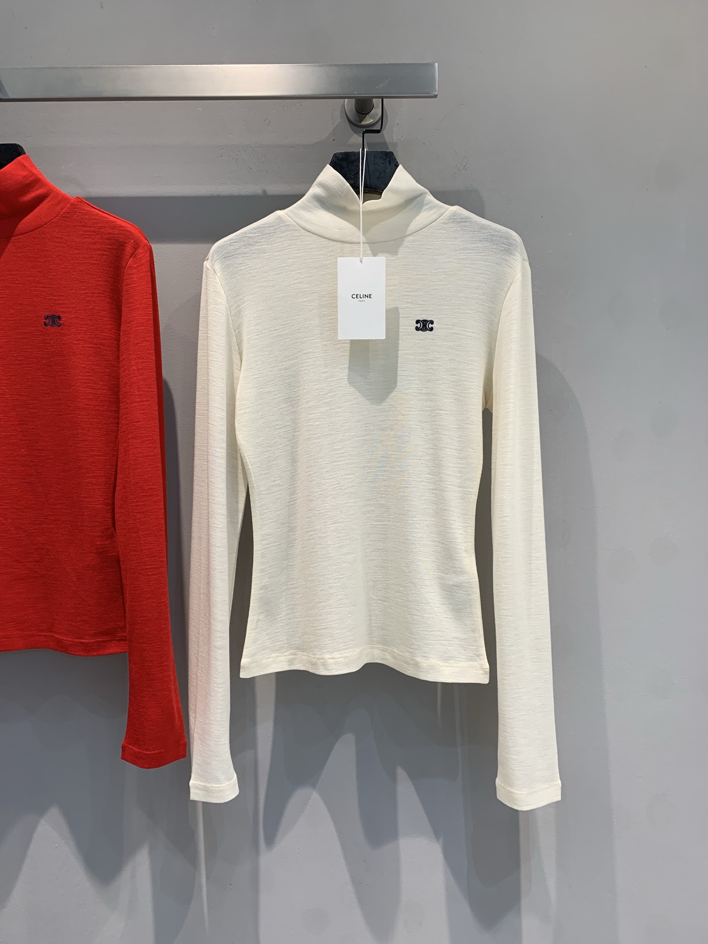 NO:683188,Celin* 2025 new fashionable and versatile turtleneck bottoming shirt for autumn and winter. It is made of wool, soft and skin-friendly, and can be worn safely by sensitive skin. It is simple and versatile, and the small green mark on the chest is very recognizable. The half-high collar design modifies the neck line, and the cuffs and hem are ribbed, which fits the body shape and keeps warm. It can be worn alone or layered in autumn and winter, and it can easily create a French elegant atmosphere. It is a must-have and practical item for autumn and winter wardrobes! Size SML,,celine,19860909新款出货啦Celin*2025秋冬新款时髦百搭高领打底衫.采用羊毛,柔软亲肤,敏感肌也能安心穿.简约百搭,胸前绿色小标超有辨识度.半高领设计修饰颈部线条,袖口和下摆罗纹收口,贴合身形又保暖.秋冬单穿或内搭都很OK,轻松打造法式优雅氛围感,是秋冬衣橱必备实用单品! 码数SML,,celine,,Women's clothing