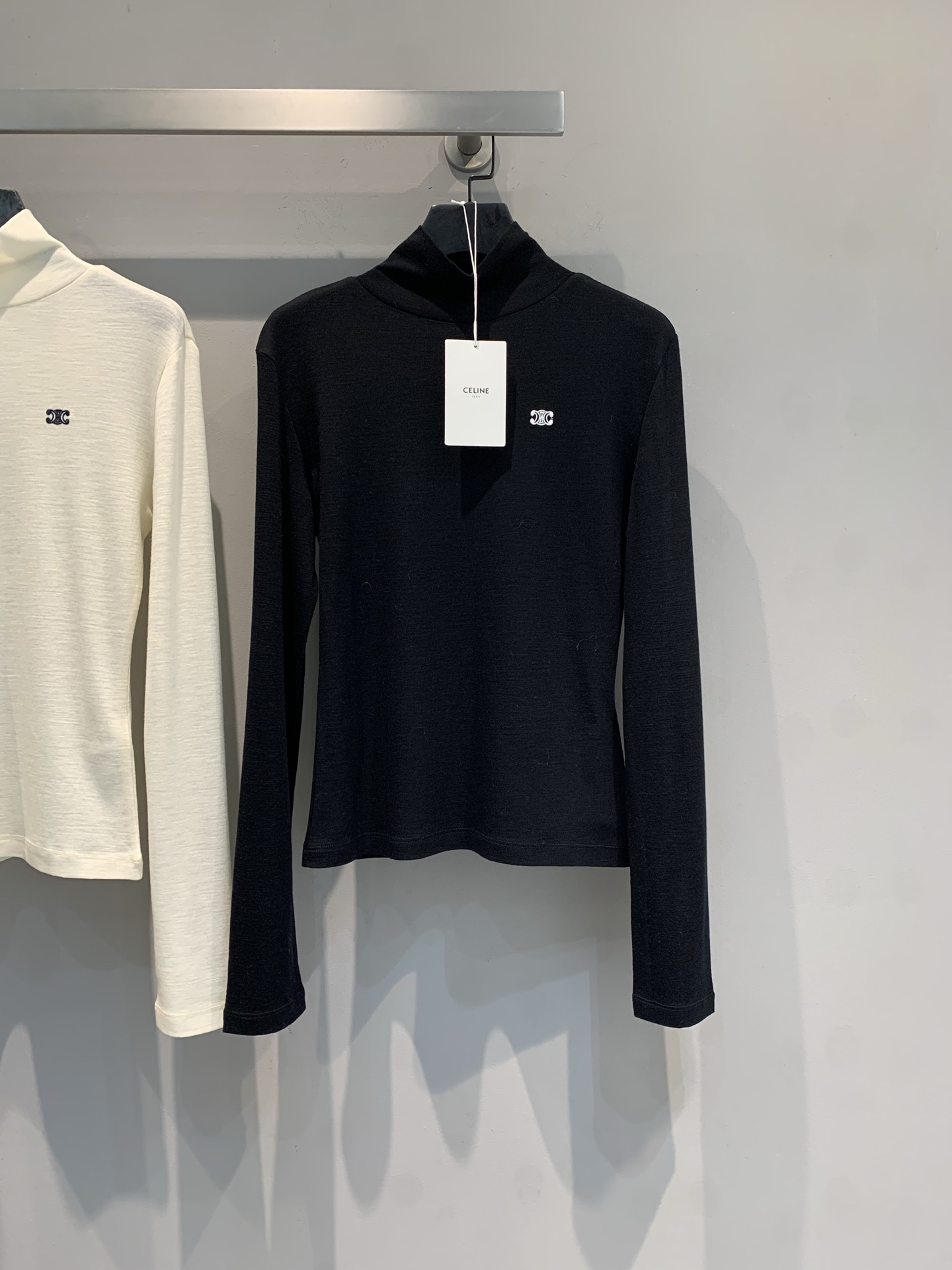 NO:683203,M Celin* 2025 new fashionable and versatile turtleneck bottoming shirt for autumn and winter. It is made of wool, soft and skin-friendly, and can be worn safely by sensitive skin. It is simple and versatile, and the green small mark on the chest is very recognizable. The half-high collar design modifies the neck line, and the cuffs and hem are ribbed, which fits the body shape and keeps warm. It can be worn alone or layered in autumn and winter. It can easily create a French elegant atmosphere. It is a must-have and practical item for autumn and winter wardrobe! Size SML,,celine,19860909新款出货啦M Celin*2025秋冬新款时髦百搭高领打底衫.采用羊毛,柔软亲肤,敏感肌也能安心穿.简约百搭,胸前绿色小标超有辨识度.半高领设计修饰颈部线条,袖口和下摆罗纹收口,贴合身形又保暖.秋冬单穿或内搭都很OK,轻松打造法式优雅氛围感,是秋冬衣橱必备实用单品! 码数SML,,celine,,Women's clothing