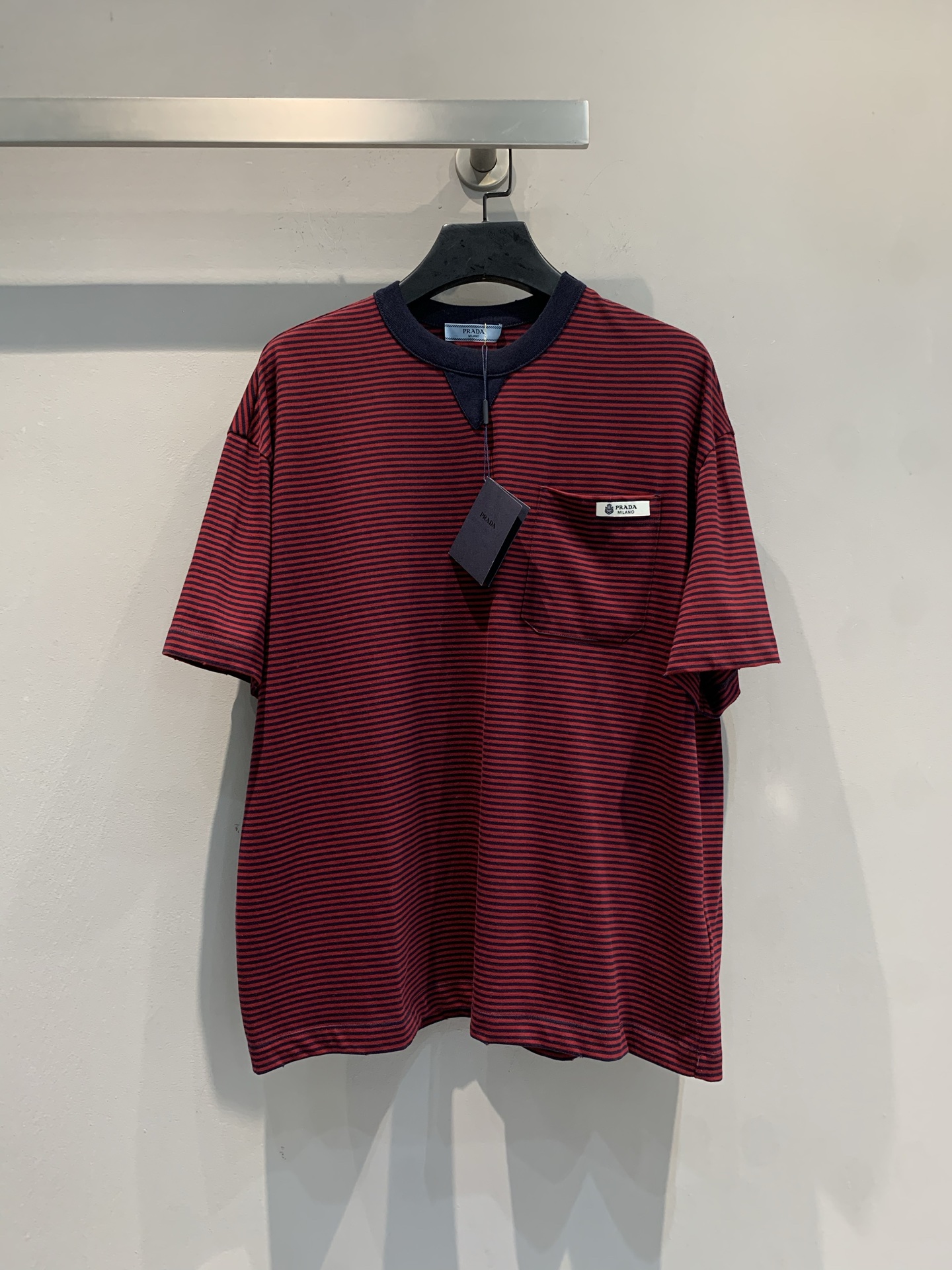 NO:667407,New model is out. MPrad* 2026 spring and summer new trendy loose striped short-sleeved T-shirt, made of pure cotton yarn, soft and comfortable, super friendly for daily wear! Burgundy pinstripes + dark blue collar, full of layering, small chest pocket with white logo, highly recognizable. Oversize version, great to wear alone or layered, easy to create a relaxed look. Pair with high-waisted pants or shorts in autumn and winter, retro and modern, easy to control a variety of styles!  Size SML,,prada,versace,shorts,T-shirt,tees,t-shirt, 19860909新款出货啦MPrad*2026春夏新款时髦宽松条纹短袖T恤,全棉纱线材质,柔软舒适,日常穿着超友好!酒红细条纹+深蓝领口,层次感满满,胸前小口袋配白色 Logo,辨识度超高.Oversize版型,单穿或叠搭都很出彩,轻松打造松弛感穿搭.秋冬搭配高腰裤或短裤,复古又现代,轻松驾驭多种风格! 码数SML,,prada,versace,shorts,T-shirt,tees，t-shirt, ,Women's clothing