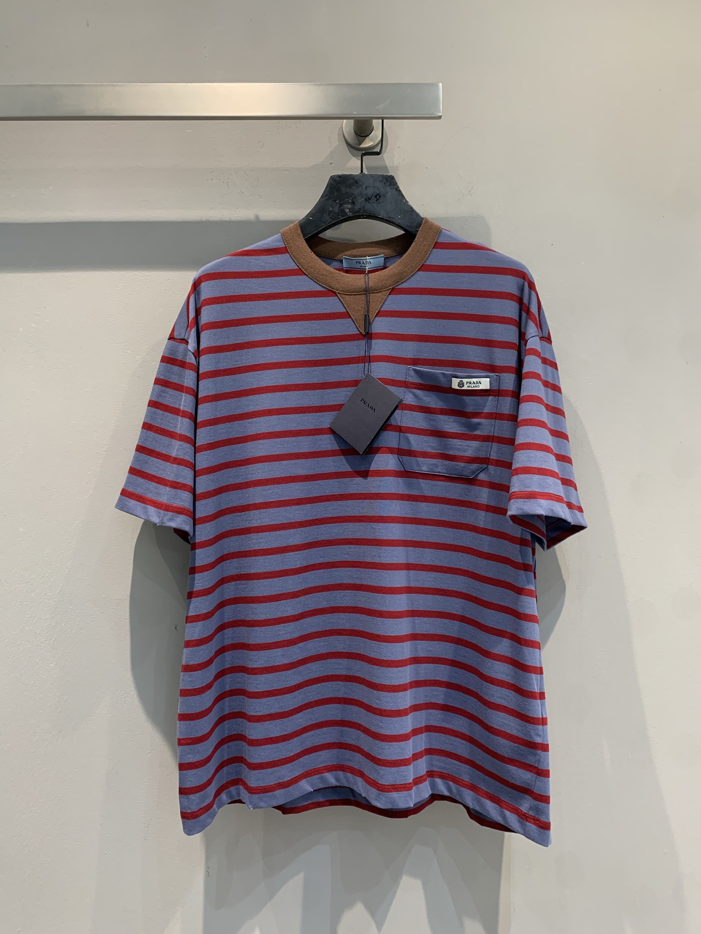 NO:667393,New model is out. MPrad* 2026 new spring and summer fashionable loose contrasting striped short-sleeved T-shirt, made of 100% cotton, soft and comfortable, super friendly for daily wear! Loose fit + round neck design, small chest pocket with triangle logo, perfect details. The red and blue contrasting stripes are retro and eye-catching, great when layered or worn alone, easily creating a sense of layering. Paired with a nylon skirt or jeans, it is casual and fashionable, it is a must-have popular item in early spring!  Size SML,,prada,skirts,jeans,T-shirt,tees,t-shirt, 19860909新款出货啦MPrad*2026春夏新款时髦宽松撞色条纹短袖T恤,全棉材质,柔软舒适,日常穿搭超友好!宽松版型+圆领设计,胸前小口袋配三角标,细节满分.红蓝撞色条纹复古又吸睛,叠穿或单穿都很出彩,轻松打造层次感.搭配尼龙半裙或牛仔裤,休闲又时髦,是早春必入热门单品! 码数SML,,prada,skirts,jeans,T-shirt,tees，t-shirt, ,Women's clothing