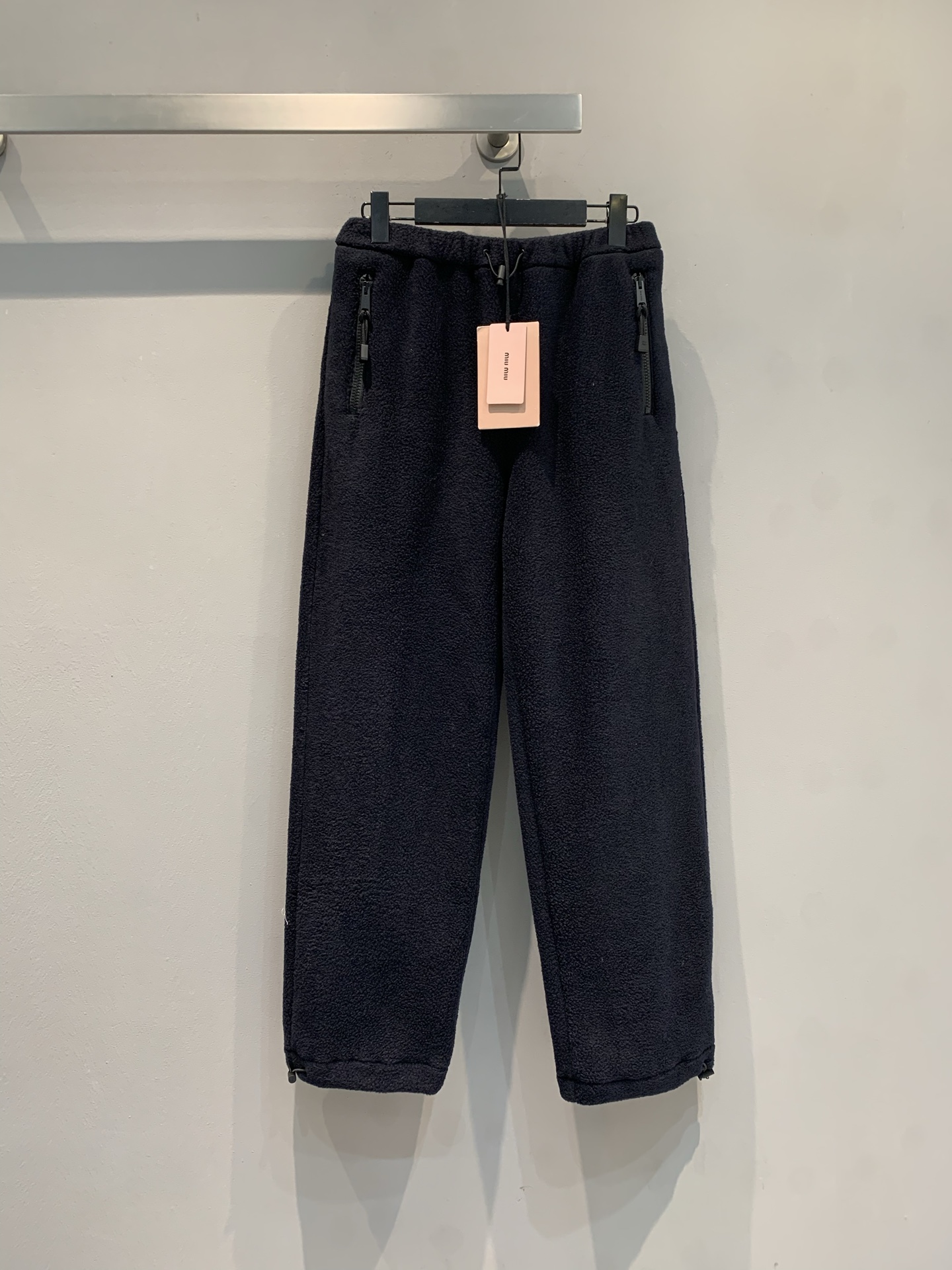 NO:683219,The new model is shipped. Miumi*2025 new fashionable retro polar fleece zippered sweatpants for autumn and winter, dark blue, soft and warm, super comfortable to wear in autumn and winter! Zipper pocket design on both sides, practical and detailed. Loose straight pants with elastic waistband, comfortable to wear, suitable for daily leisure or light sports. The polar fleece material is light and easy to care for, match with the same series of tops, you can easily get a high-end look! Size SML,,miumiu,19860909新款出货啦 Miumi*2025秋冬新款时髦复古摇粒绒拉链卫裤,深蓝色调,柔软保暖,秋冬穿超舒服!两侧拉链口袋设计,实用又有细节感.宽松直筒裤型,松紧腰带,穿着自在,日常休闲或轻运动都OK.摇粒绒材质轻便易打理,搭配同系列上衣,轻松get高级感穿搭! 码数SML,,miumiu,,Women's clothing