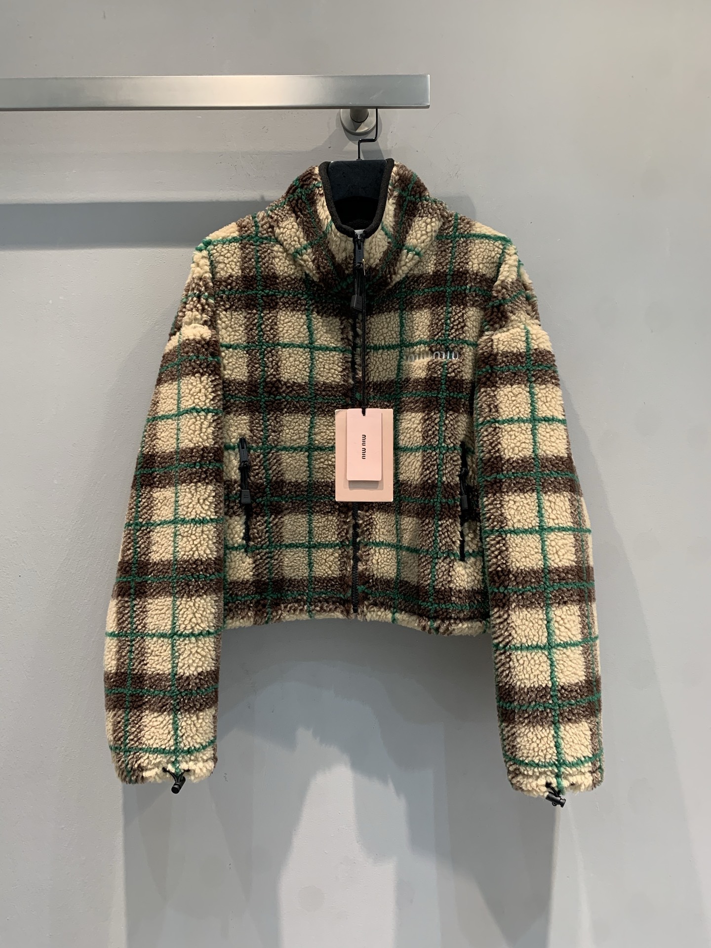 NO:667397,New model shipped M Miumi* 2025 new autumn and winter college style short plaid polar fleece jacket, with a stand-up collar zipper design, beige, brown and green interwoven, full of retro feel. The polar fleece material is soft and fluffy, warm and comfortable, very suitable for autumn and winter! The cuffs and hem drawstring design, adjust the version at will, easily switch between lazy or neat style. Size SML,, miumiu, jackets & coats,  19860909新款出货啦M Miumi*2025秋冬新款学院风短款格纹摇粒绒外套,采用立领拉链设计,米色,棕色和绿色交织,复古感满满.摇粒绒材质柔软蓬松,保暖又舒适,秋冬穿超合适!袖口和下摆抽绳设计,随心调节版型,轻松切换慵懒or利落风格.码数SML,,miumiu,jackets & coats, ,Women's clothing