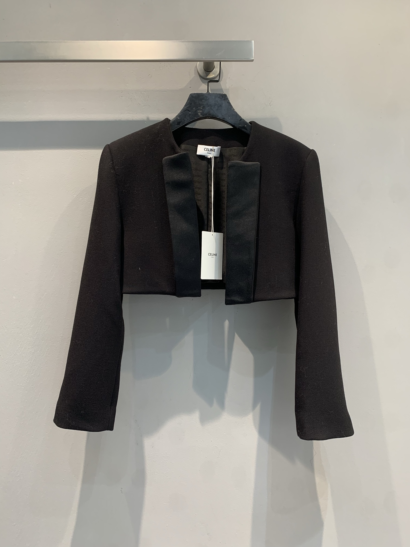 NO:683854,The new model is shipped. M Celin*2026 early spring new style fashionable and versatile wool short jacket, wool blended fabric, fine texture and texture. Comfortable to wear and high-end collarless design + neat tailoring, the short version shows great body proportions, and looks great with high-waisted pants or skirts! It can be easily managed in commuting and formal occasions, elegant and capable, fashionable and must-have! Size SML,,celine,skirts,jackets & coats,19860909新款出货啦M Celin*2026早春新款时髦百搭羊毛短款外套,羊毛混纺面料,质感细腻有纹理.穿着舒适又高级无领设计+利落剪裁,短款版型超显身材比例,搭配高腰裤或裙装都很出彩!通勤,正式场合都能轻松驾驭,优雅又干练,时髦精必入! 码数SML,,celine,skirts,jackets & coats,,Women's clothing