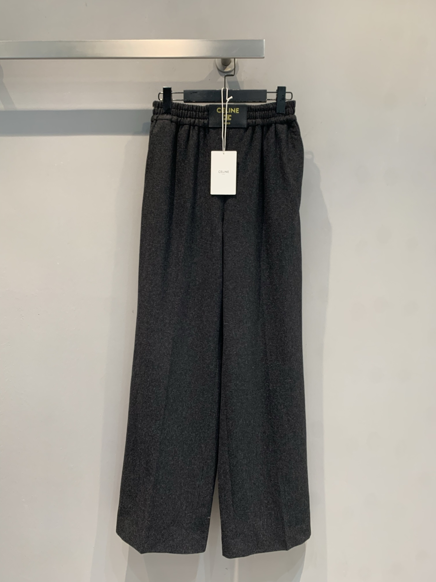 NO:685568,The new model is shipped. Celin*2026 early spring new style fashionable and versatile Arc de Triomphe leather brand loose trousers, high waist design + black webbing, full of brand feeling! The fabric is soft and comfortable, loose straight cut, easy to create a relaxed feeling. It can be easily managed for daily commuting and leisure, paired with a shirt or knitted top, simple and textured, fashionable and practical, easy to wear for a high-end feel! Size SML,,celine,shirts,19860909新款出货啦 Celin*2026早春新款时髦百搭凯旋门皮牌宽松长裤,高腰设计+黑色织带,品牌感满满!面料柔软舒适,宽松直筒剪裁,轻松打造松弛感穿搭.日常通勤,休闲都能轻松驾驭,搭配衬衫或针织上衣,简约又有质感,时髦又实用,轻松穿出高级感! 码数SML,,celine,shirts,,Women's clothing